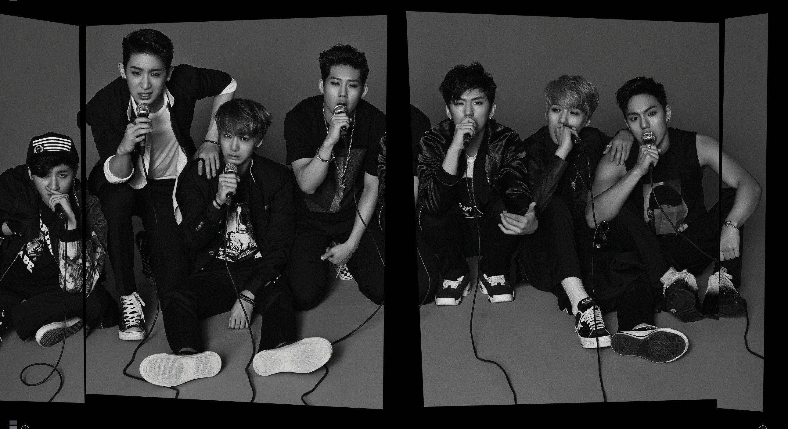 Monsta X 黑白風 壁紙 — 五位年輕男性以黑白風格在錄音室地板上動感地擺姿勢，手持麥克風。