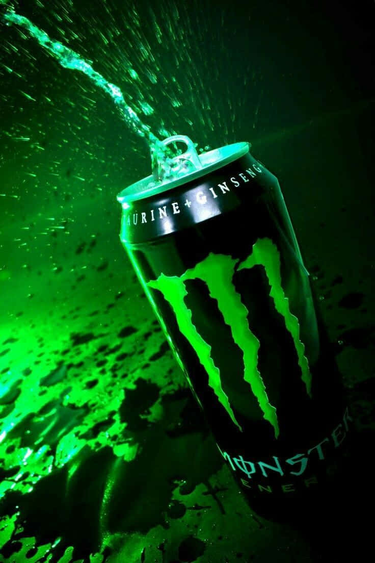 Monster Energy綠色爆發 壁紙 — 一罐Monster Energy在黑暗背景下噴出充滿活力的綠色液體，營造出動態的飛濺效果。