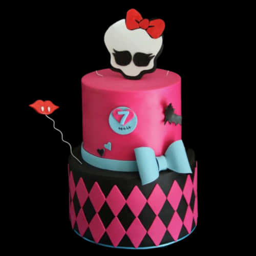 Monster High 主題生日蛋糕 壁紙 — 一個兩層生日蛋糕，頂部有骷髏裝飾，粉紅和黑色菱形圖案，紅色嘴唇裝飾，背景為黑色。