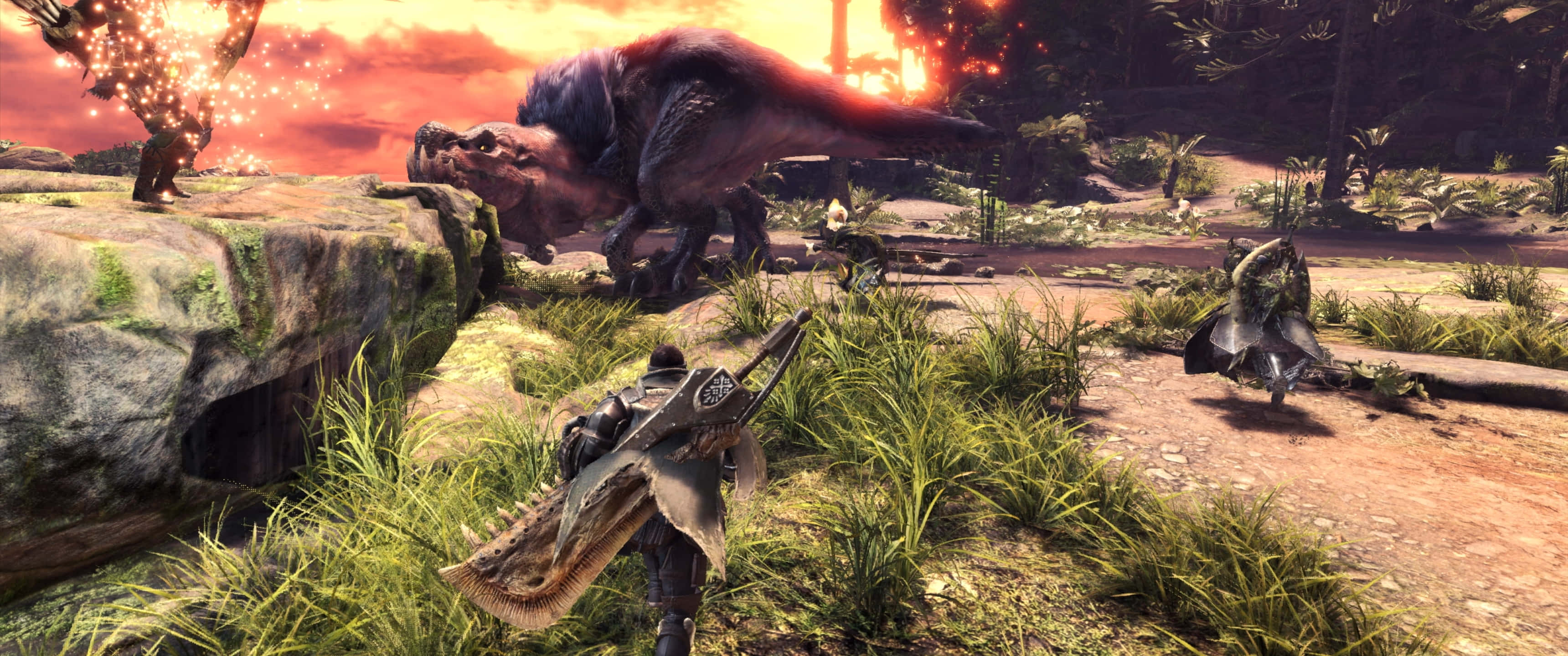 《Monster Hunter World》3440x1440p 背景：獵人對戰安加納斯 壁紙 — 一位手持大型武器的獵人在火紅夕陽下的草叢叢林中，面對一個巨大的發光怪物。