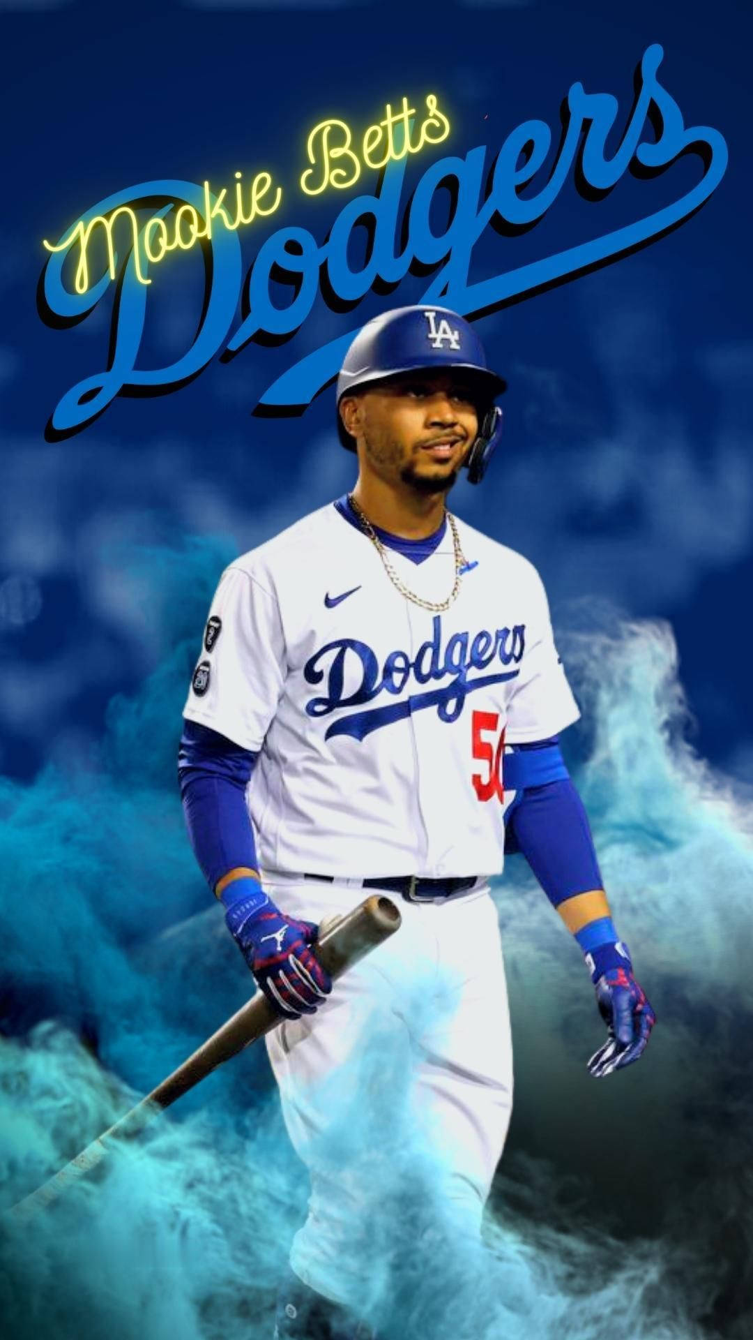 身穿道奇隊球衣的 Mookie Betts 握著球棒，背景為藍色煙霧。