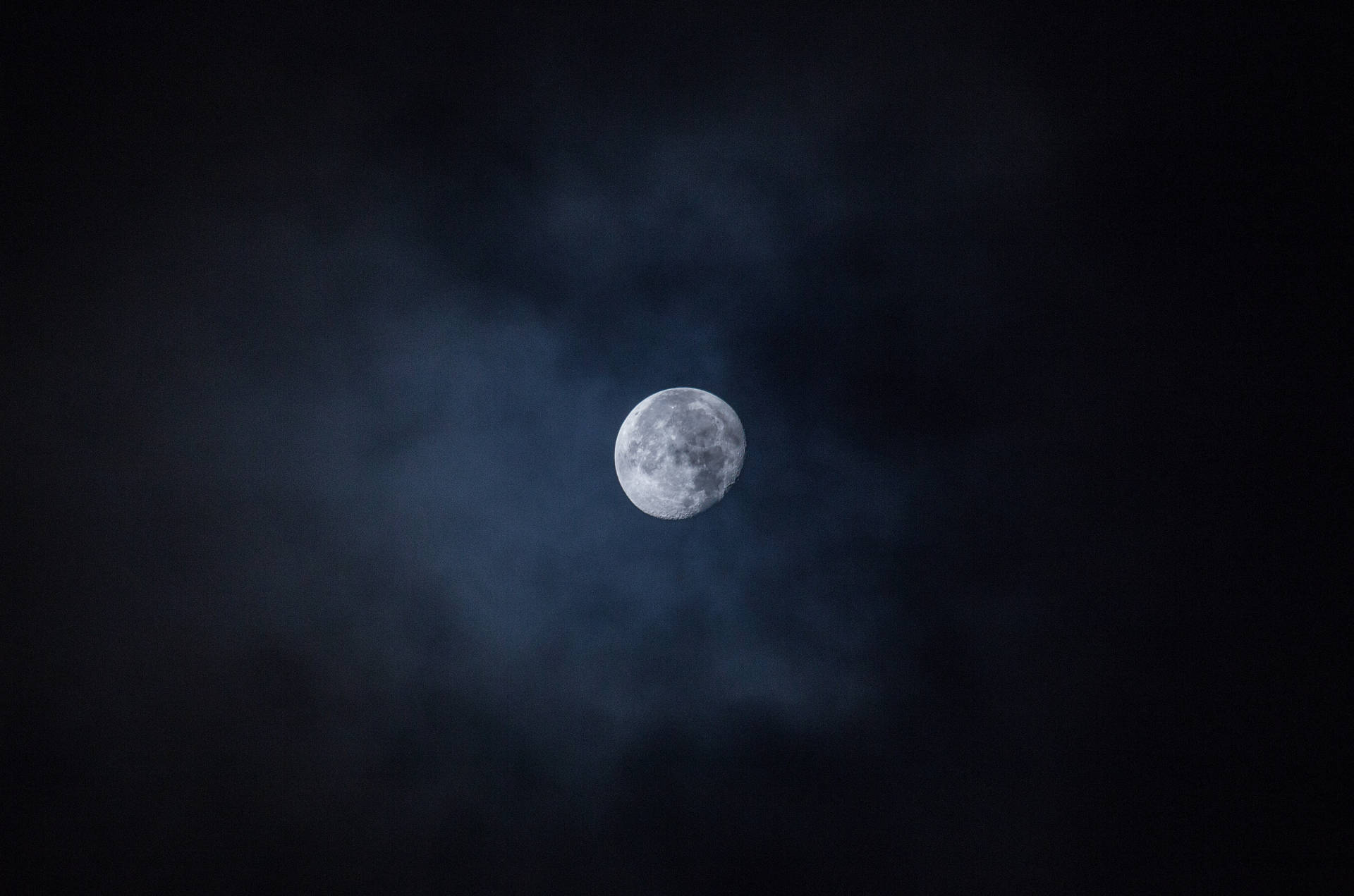 午夜時分，明亮的滿月高掛於漆黑天際，周圍星光熠熠。