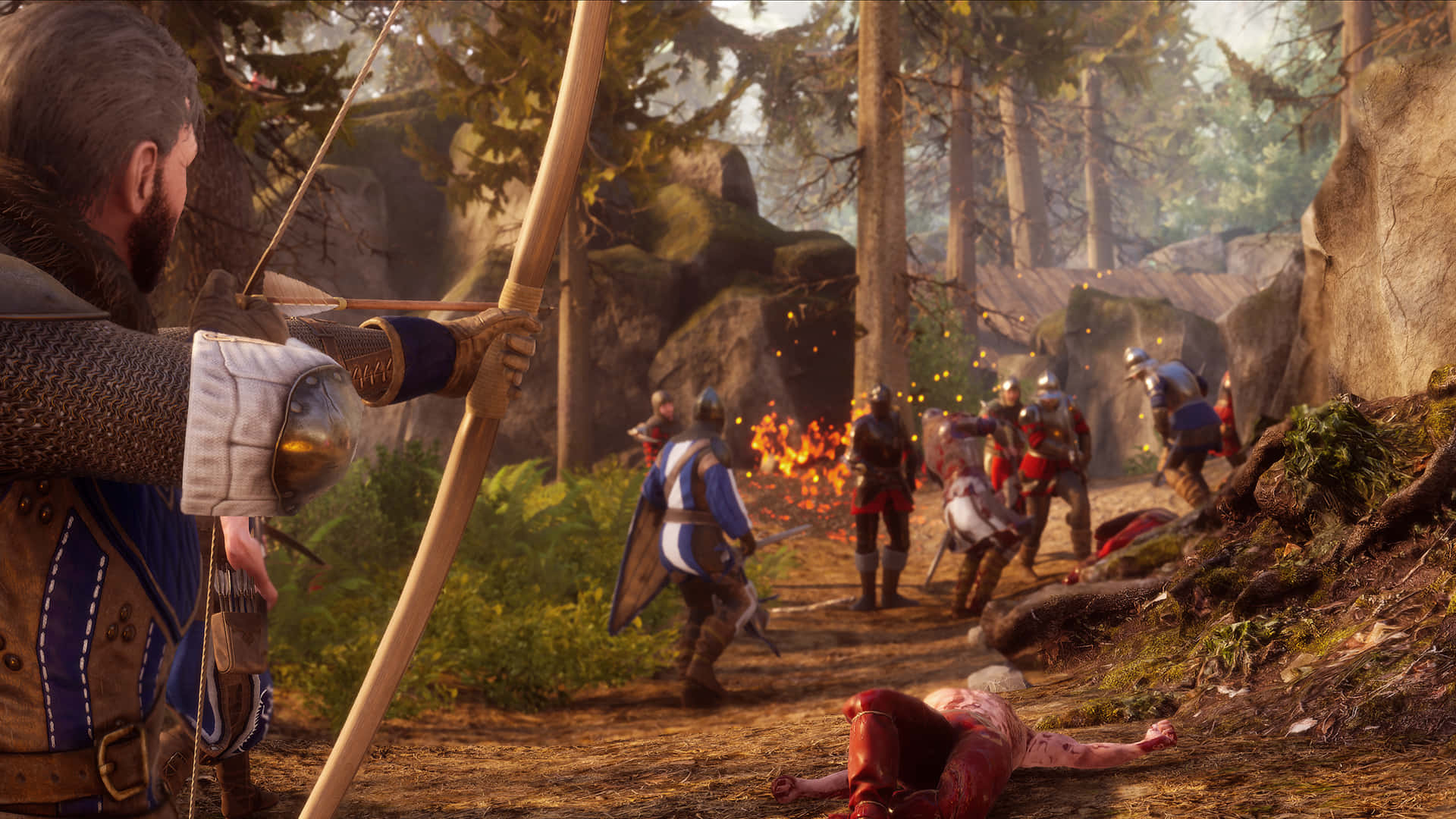 標題：Mordhau 遊戲中的經典戰鬥 壁紙 — 一位中世紀弓箭手在森林空地瞄準他的弓，士兵們在營火附近戰鬥，附近有倒下的屍體。