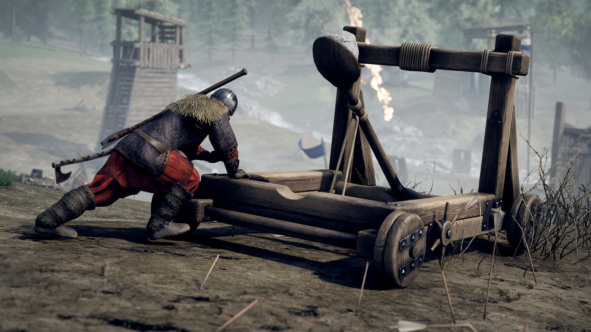《Mordhau》中士兵使用投石機的1920x1080背景圖 壁紙 — 一名身穿鎖子甲和紅色褲子的中世紀戰士，在霧氣瀰漫的戰場營地裝載木製投石機。