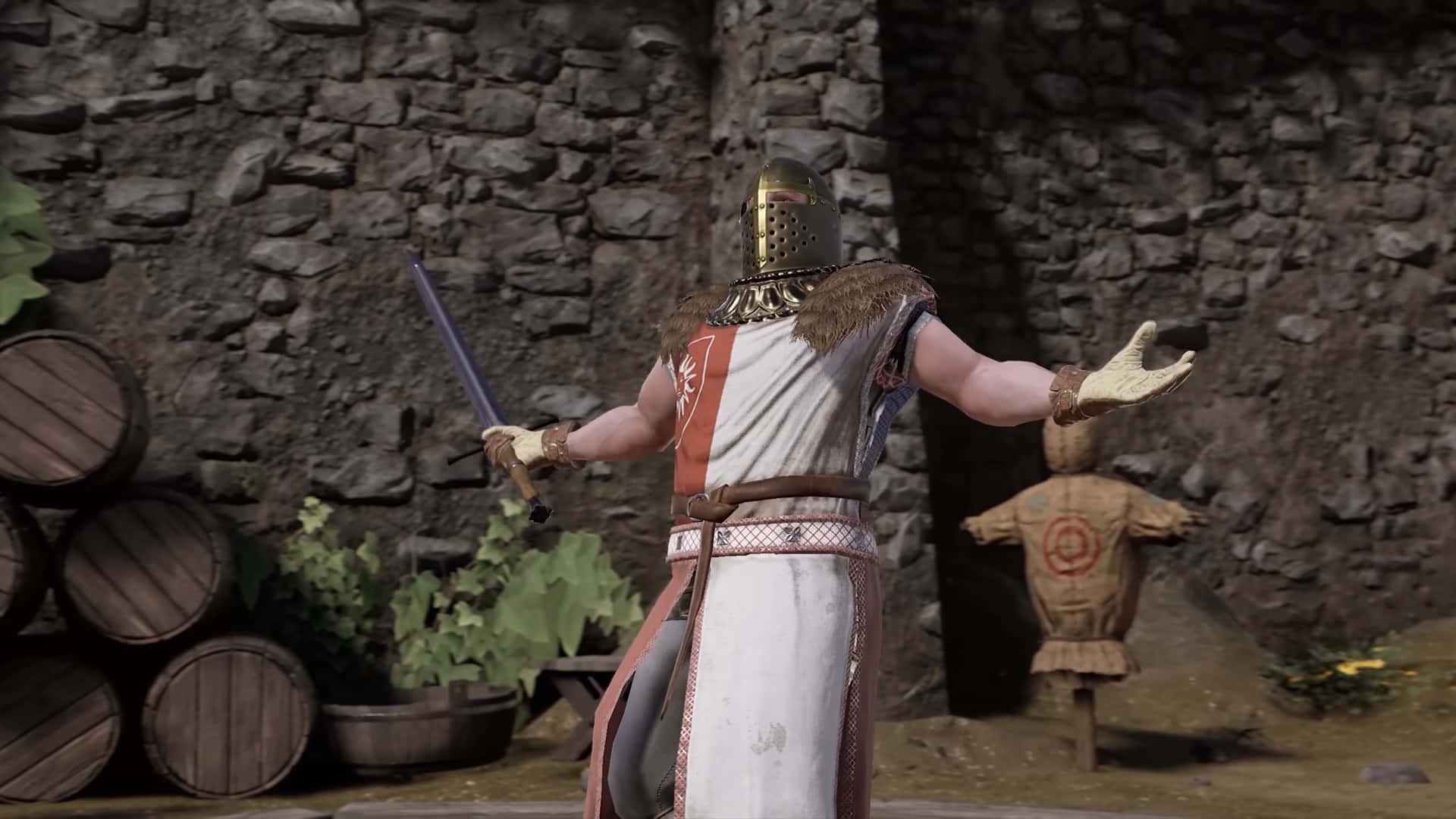 《Mordhau》中戴金盔武士張臂迎風的1920x1080背景圖 壁紙 — 一位身穿鎖子甲和頭盔的中世紀騎士站在石頭庭院中，手持劍並指向一個木製靶子。