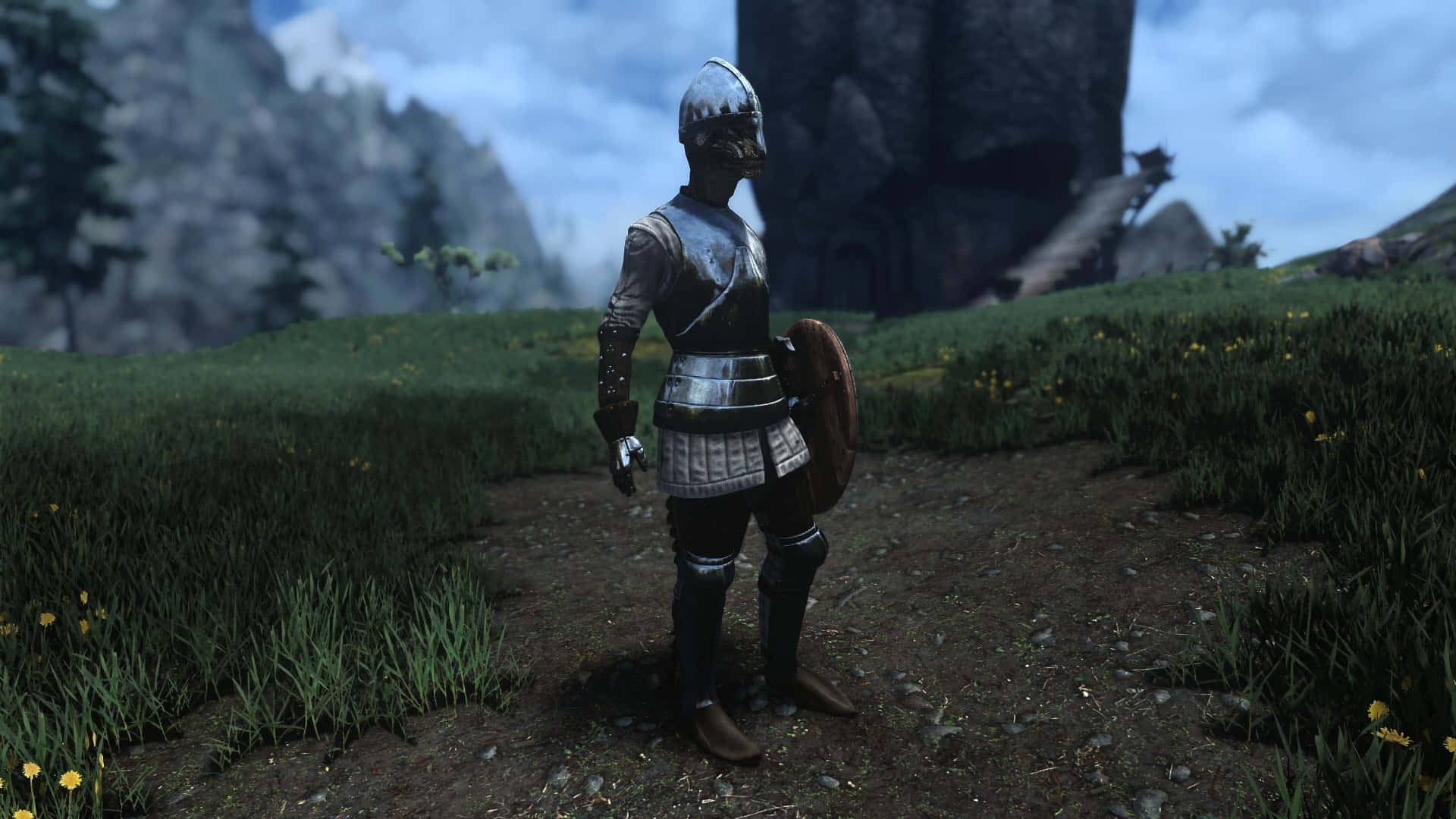 《Mordhau》中持木盾武士的1920x1080背景圖 壁紙 — 一名身穿全副金屬盔甲的騎士站在草地小徑上，靠近城堡遺址，天空多雲。
