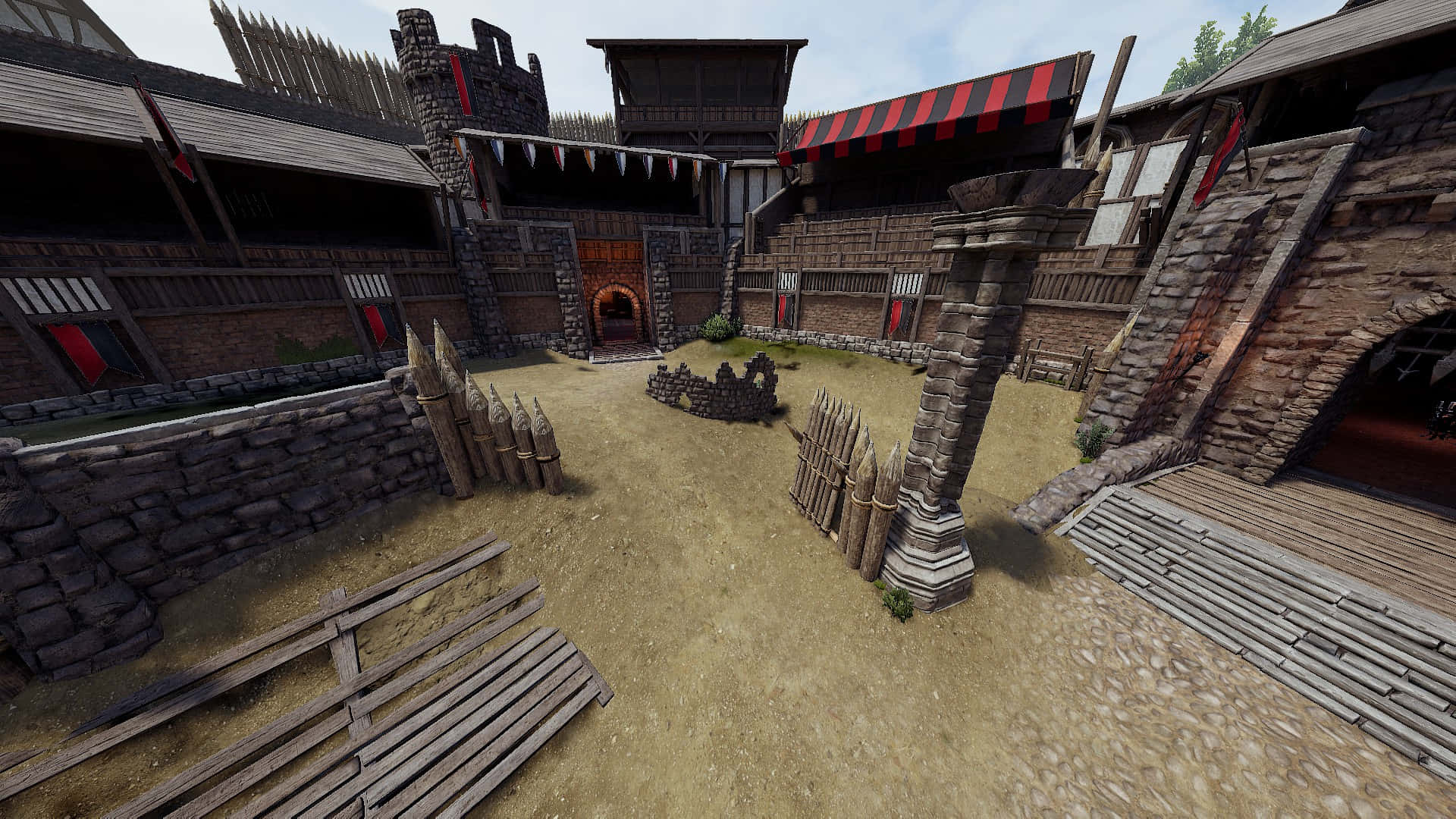 《Mordhau》中木製圍牆與磚石建築的1920x1080背景圖 壁紙 — 一個中世紀庭院，周圍是石頭和木質建築，掛著紅色和黑色旗幟，天空明亮。