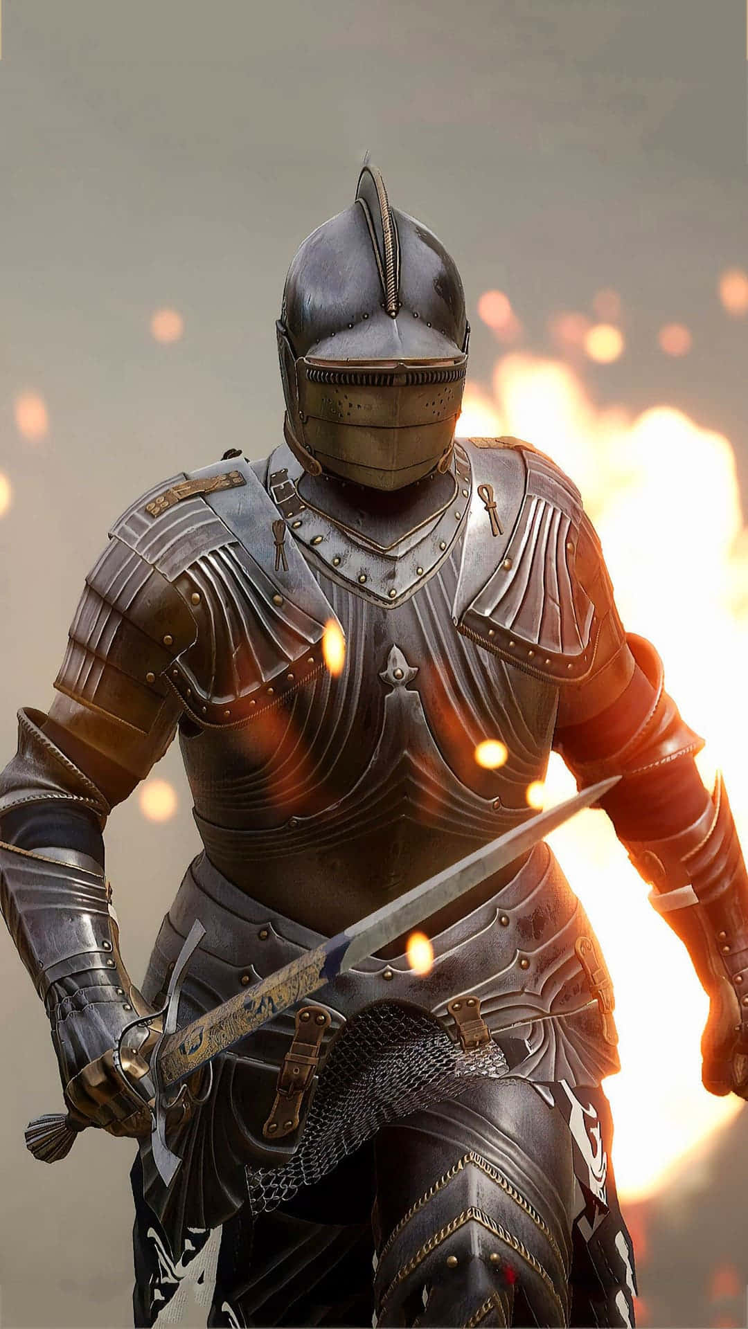 《Mordhau》中灰甲武士踏過爆炸場景的1920x1080背景圖 壁紙 — 一位身穿精細金屬盔甲的騎士手持劍，熾熱的火星在他周圍飄浮，背景朦朧。