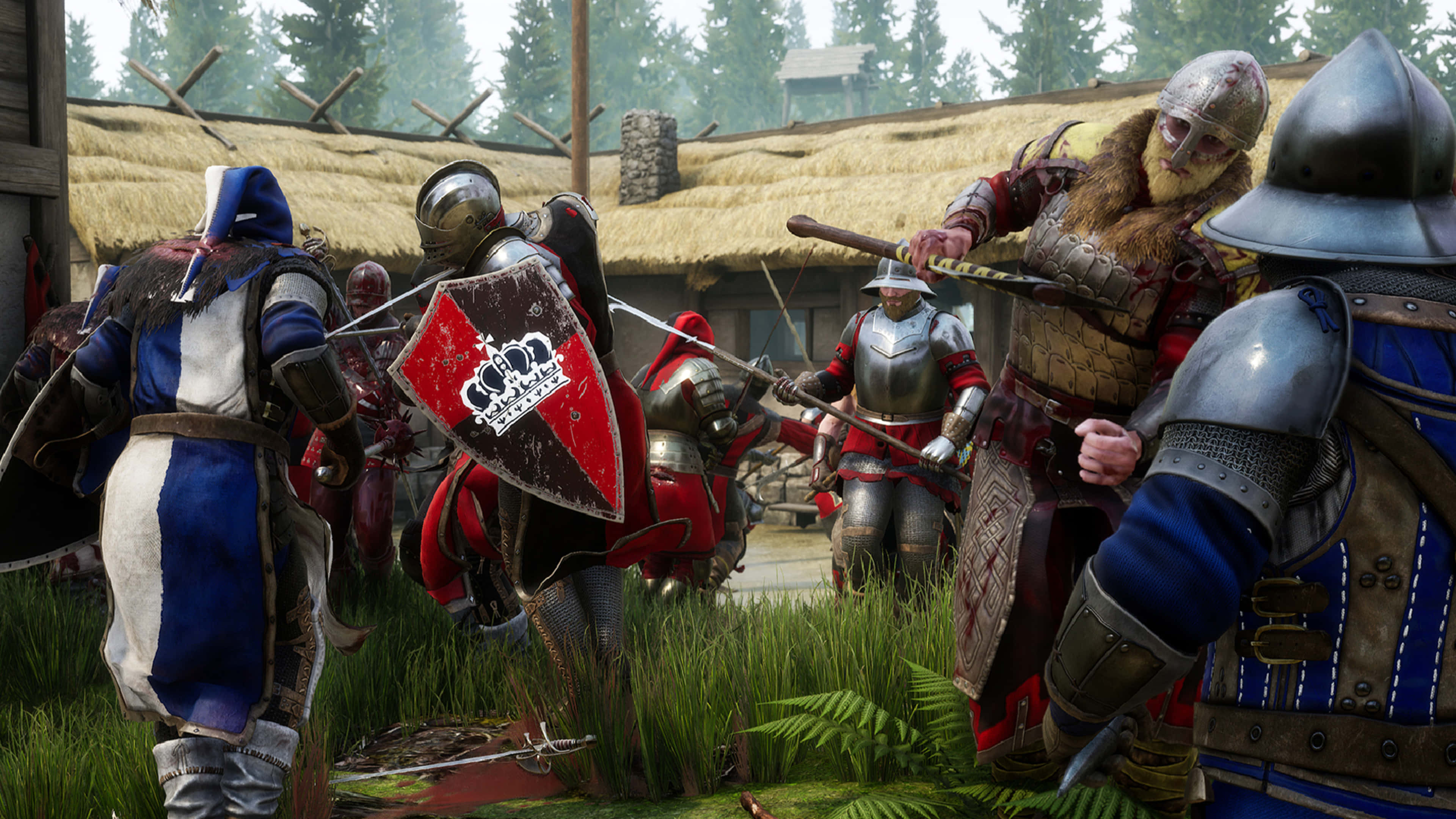 《Mordhau》遊戲 4K 解析度震撼戰鬥場景 壁紙 — 身穿精細盔甲的中世紀戰士在草地村莊廣場上衝突，背景有木屋和霧氣森林。