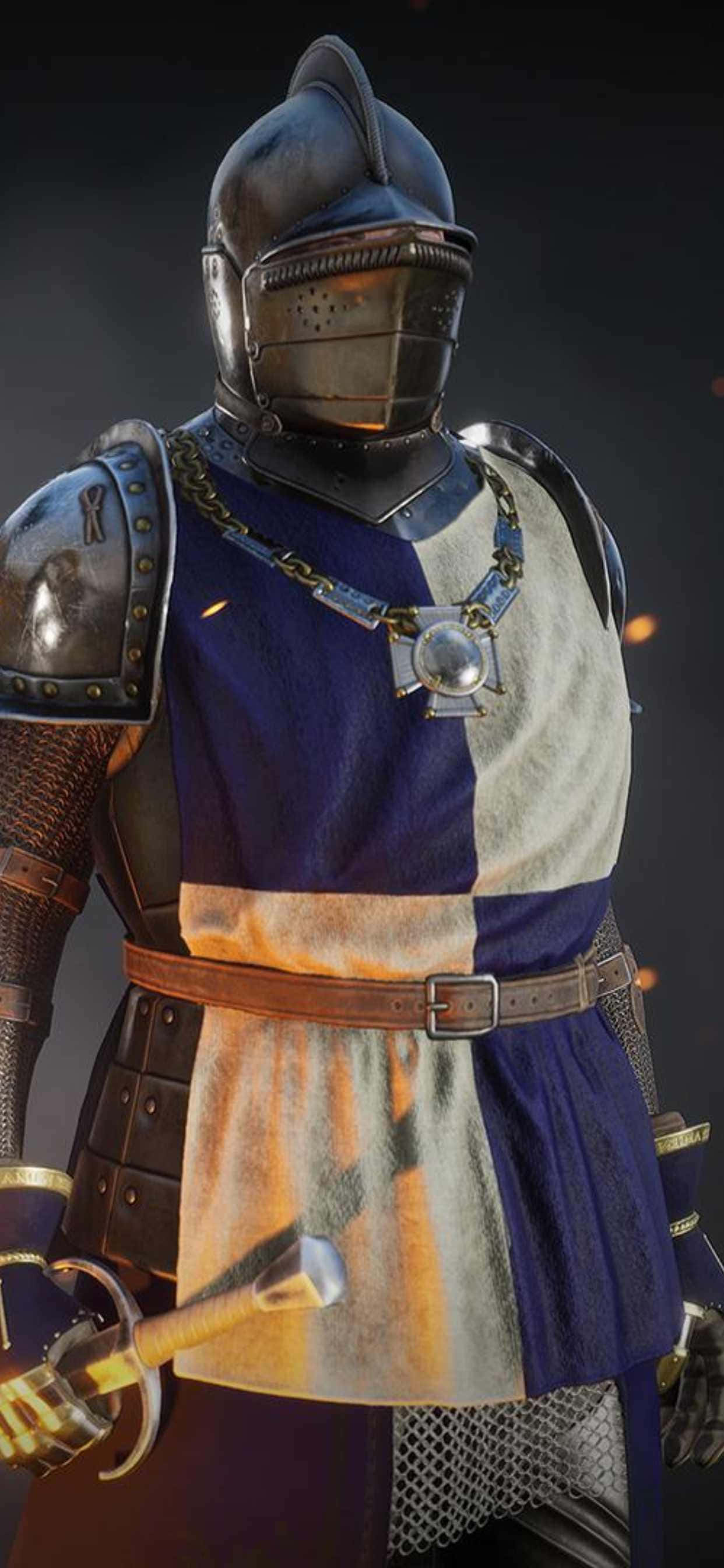 《Mordhau》遊戲中的板甲騎士 壁紙 — 一位身穿詳細中世紀盔甲、藍灰色戰袍的騎士，在黑暗背景中手持劍，背景有發光的餘燼。