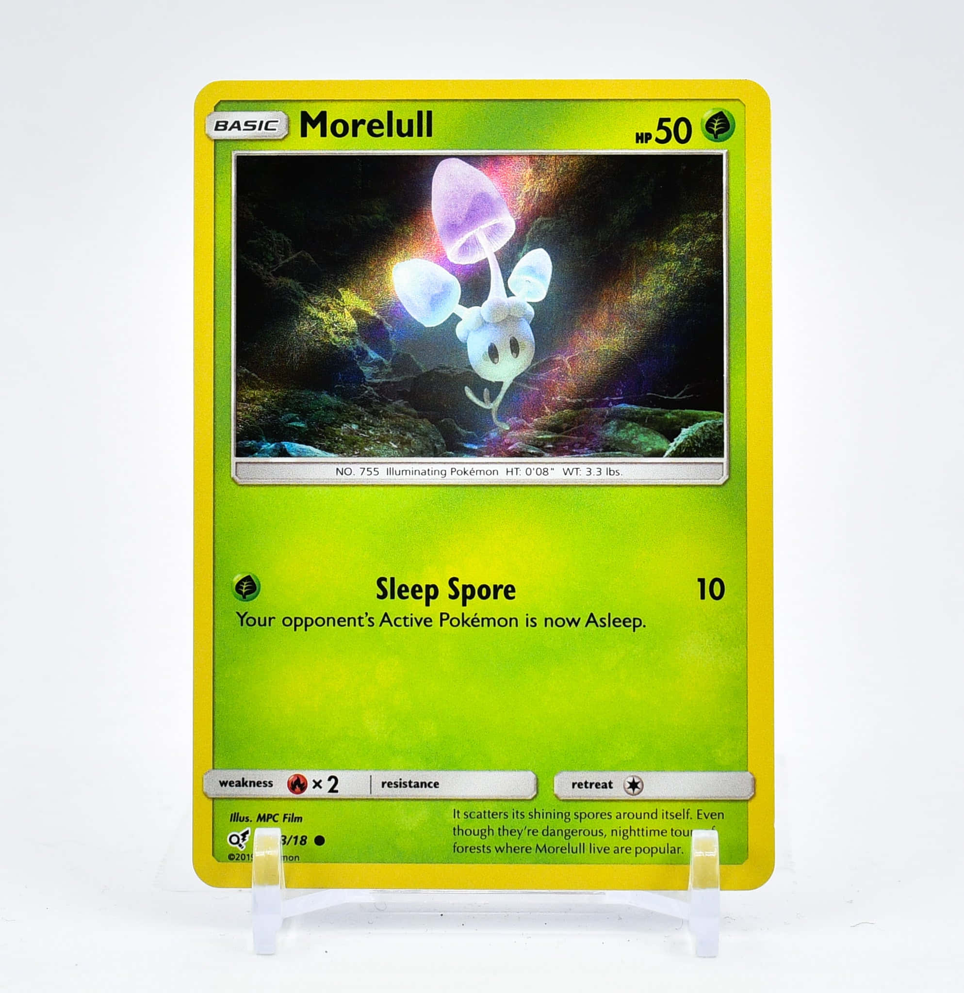 Morelull 寶可夢卡牌 壁紙 — 一張發光的 Morelull 寶可夢卡，帶有紫色帽子和藍色孢子，站在白色展示架上，背景為純色。