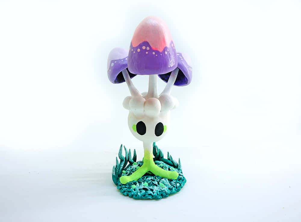 一個繪製的蘑菇頭生物公仔，有大眼睛和綠色莖。