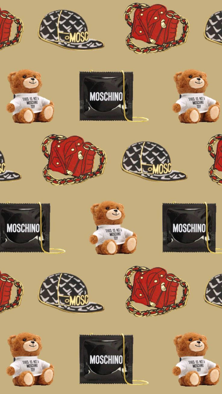 Moschino 泰迪熊與手袋 壁紙 — 米色背景上重複的 Moschino 品牌泰迪熊帽子、袋子和安全套包裝圖案。