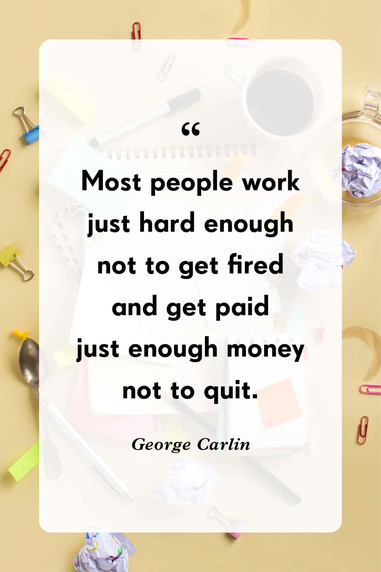 Comedy Quotes 桌布 壁紙 — George Carlin 的勵志名言疊加在一個雜亂的辦公桌上，桌上有咖啡杯、筆和皺巴巴的紙。