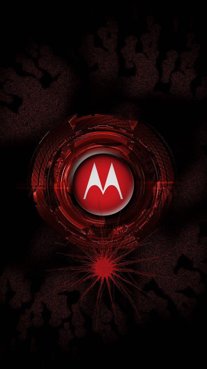 Motorola 深紅色 壁紙 — 在深色紋理背景上，一個發光的紅色Motorola標誌置於未來主義圓形介面中央。