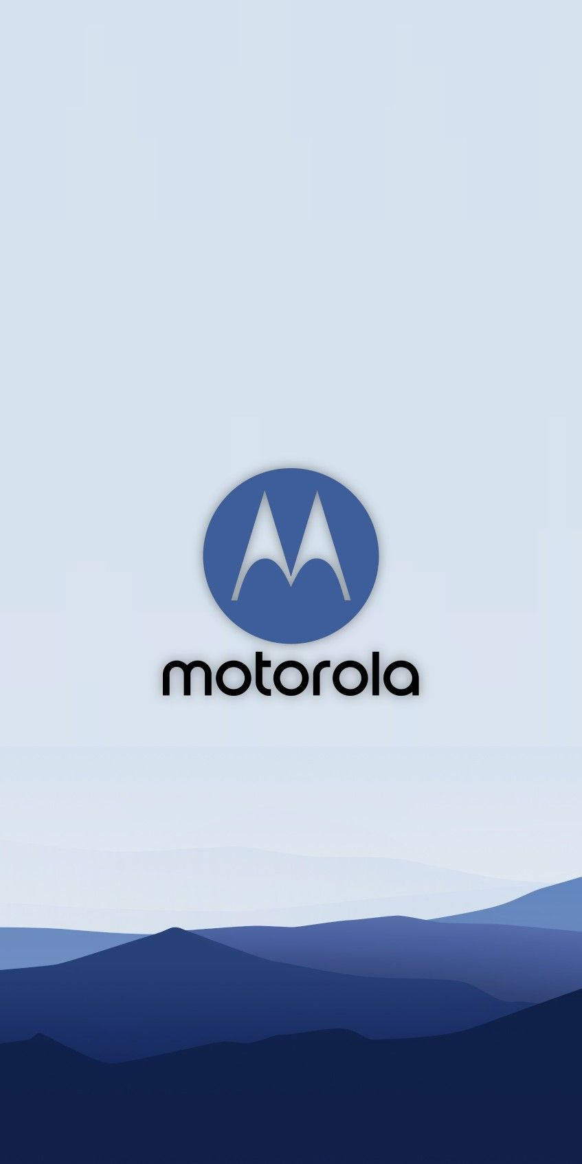 Motorola 矢量藝術 壁紙 — Motorola 標誌居中於淡色天空下風格化的藍色山脈之上。