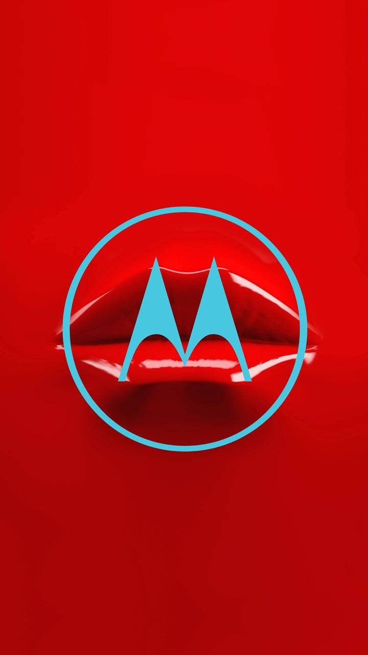 Motorola 紅唇設計 壁紙 — 光澤的紅色表面上有一個青色的Motorola標誌，帶有圓形輪廓和微妙的光線反射。