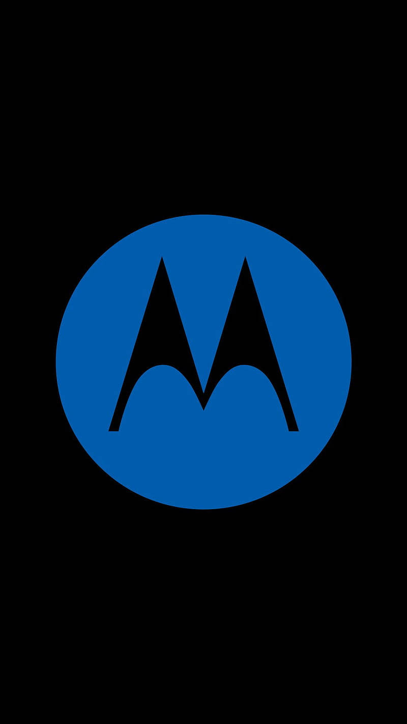 Motorola 藍色標誌 壁紙 — 一個大膽的藍色圓形 Motorola 標誌，居中在純黑色背景上。