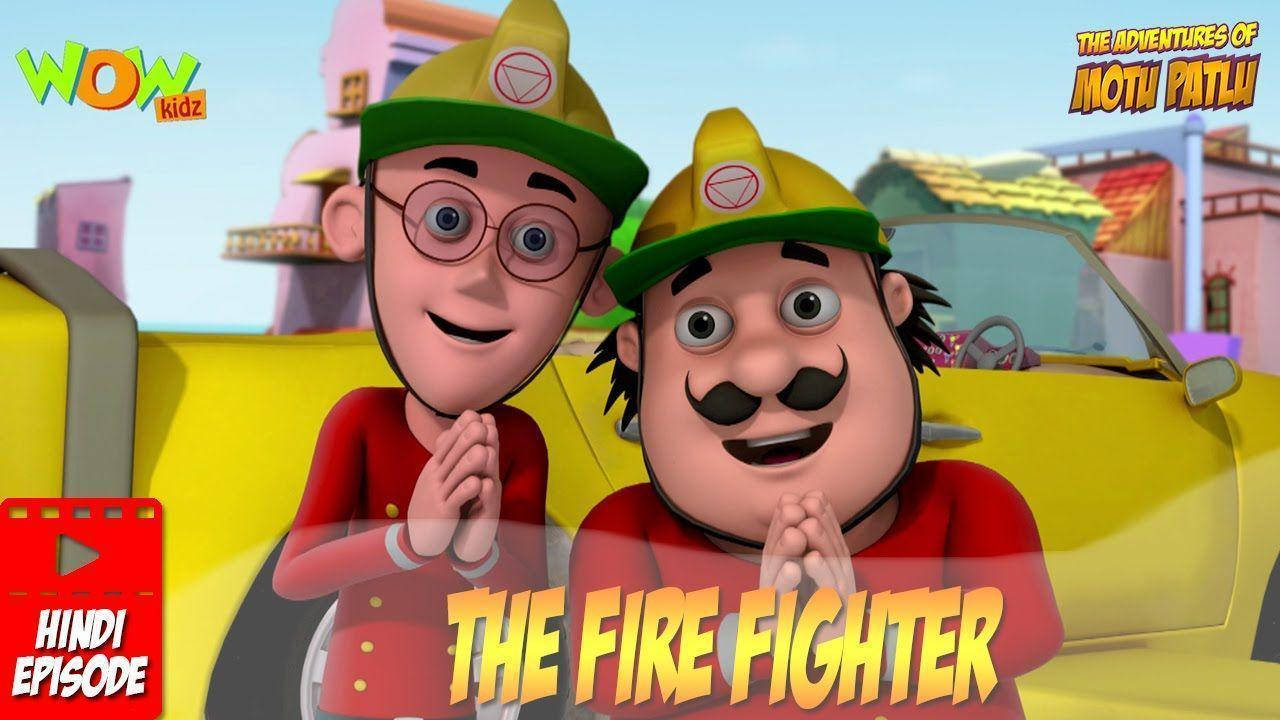 Motu Patlu 消防員 壁紙 — 兩位身穿紅色制服和黃色頭盔的卡通消防員面帶微笑站在一輛黃色汽車旁邊。