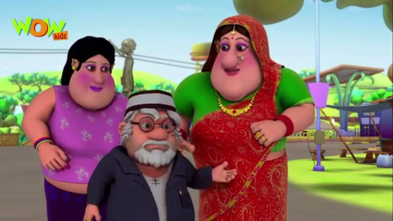 Motu Patlu 大老婆們 壁紙 — 三個動畫角色穿著色彩繽紛的印度服裝，一起站在明亮的卡通村莊場景中。