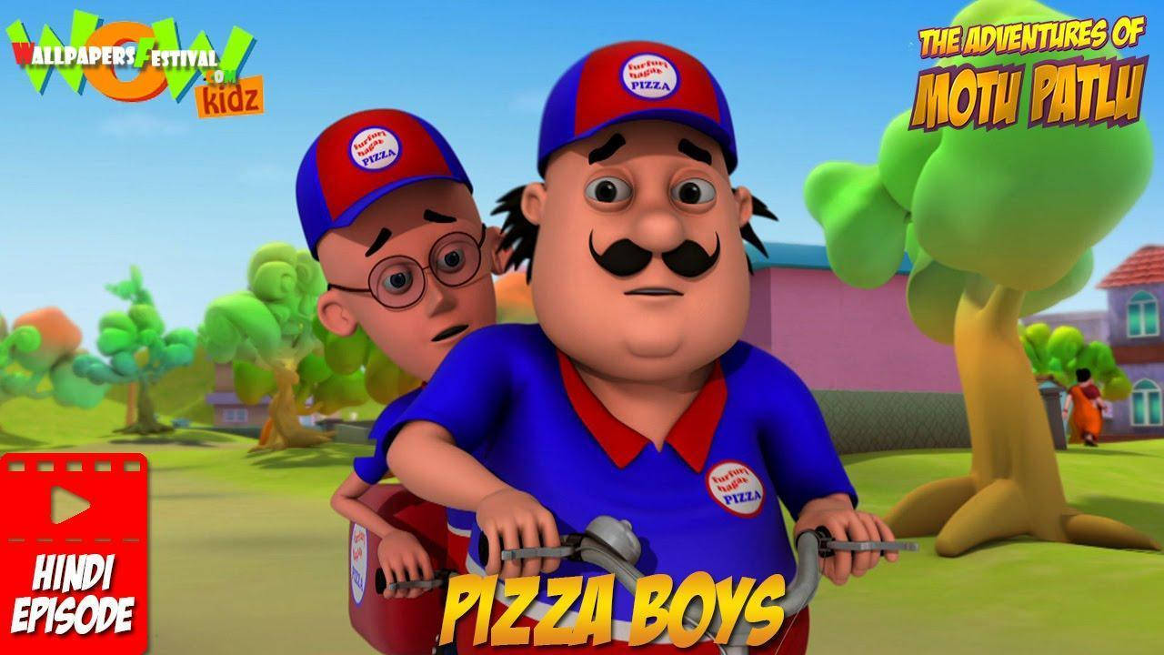 Motu Patlu 披薩送餐員 壁紙 — 兩個身穿藍色制服嘅卡通薄餅外賣仔踩住滑板車穿過一個明亮多彩嘅郊區社區。