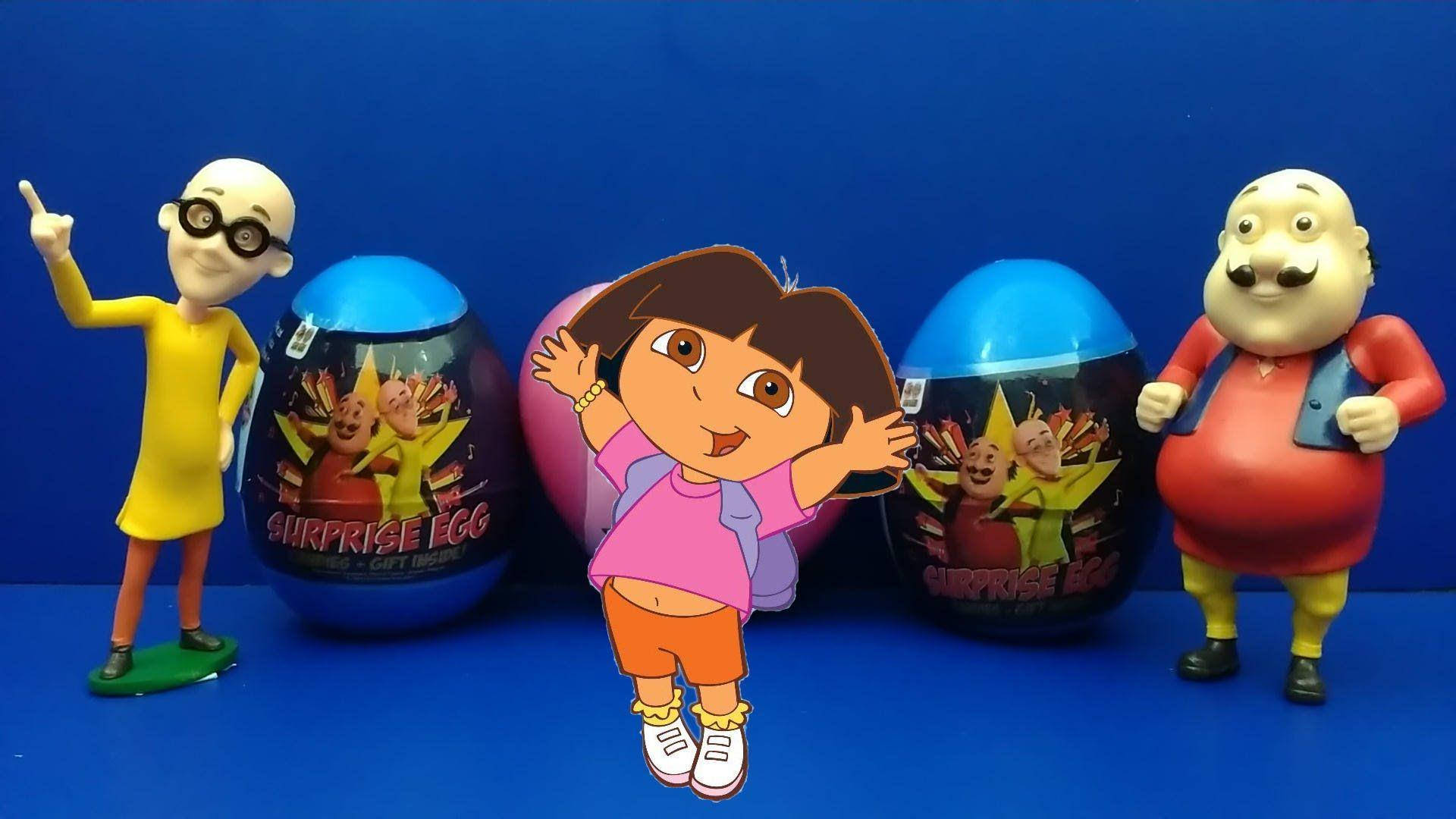 Motu Patlu 與朵拉探險家 壁紙 — Dora the Explorer 紙板剪影站在兩個驚喜蛋和玩具公仔之間，背景為純藍色。