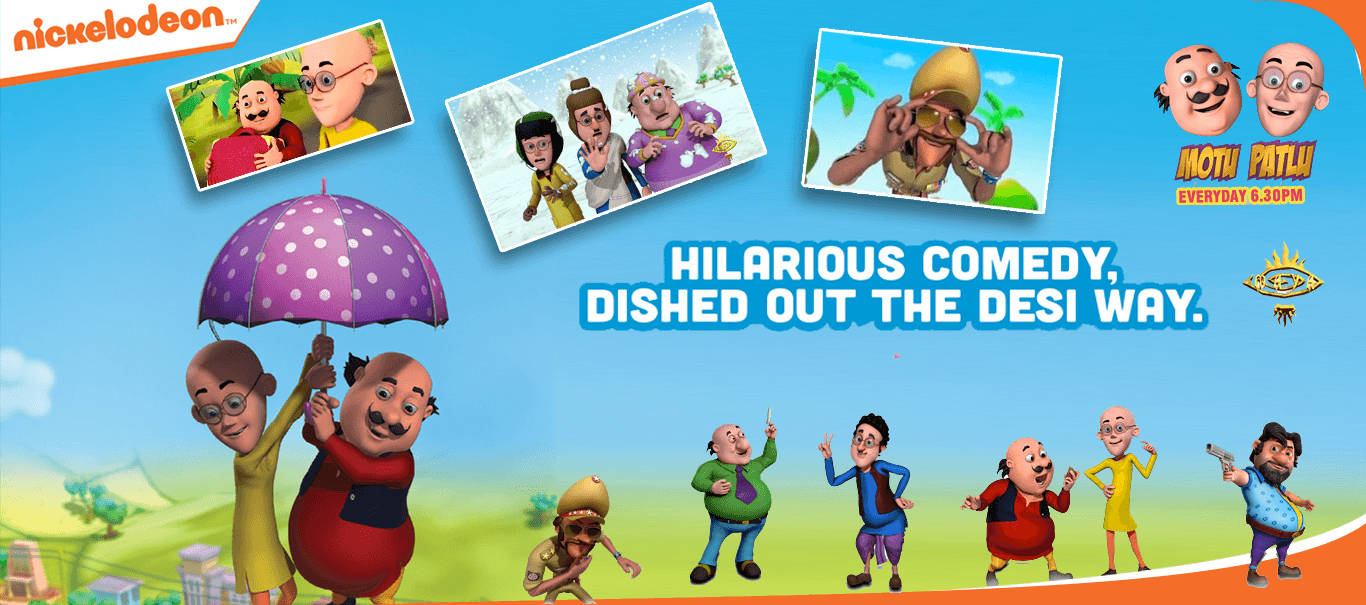 Motu Patlu 角色 壁紙 — 來自 Motu Patlu 的卡通人物在紫色雨傘下愉快地站立，背景是明亮的藍天，並帶有浮動場景插圖。