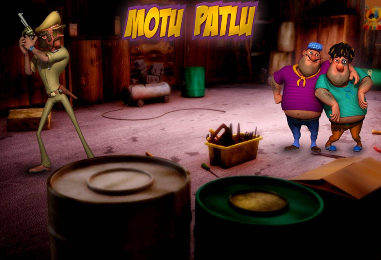 Motu Patlu 雙胞胎與Chingam 壁紙 — 兩個卡通反派得意洋洋地站著，而一名警察在雜亂的車庫裡用槍指著他們。