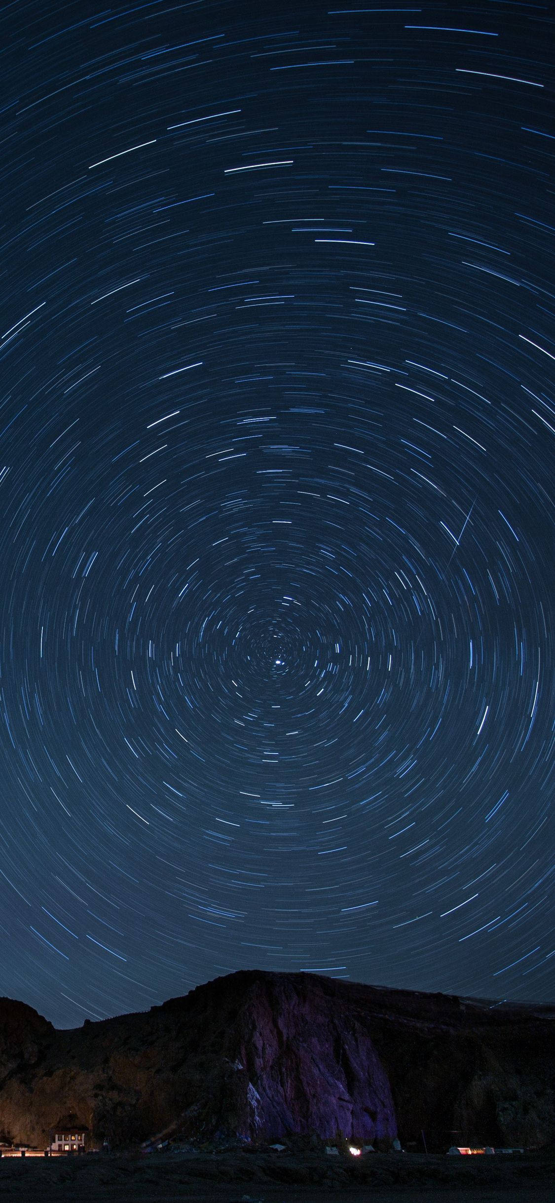 Mountain Aesthetic Dark Blue HD 壁紙 — 星軌在深藍色夜空下，圍繞著天極在黑暗山脈剪影上方形成迷人的螺旋弧線。