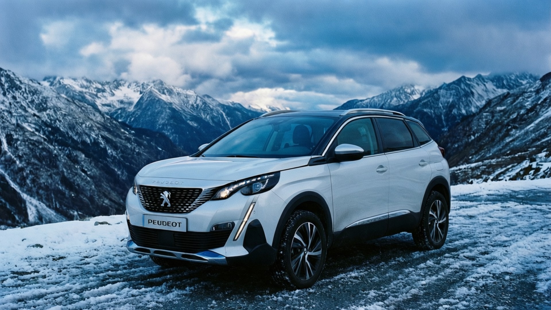 白色Peugeot SUV停泊在多雲天空下的積雪山路上