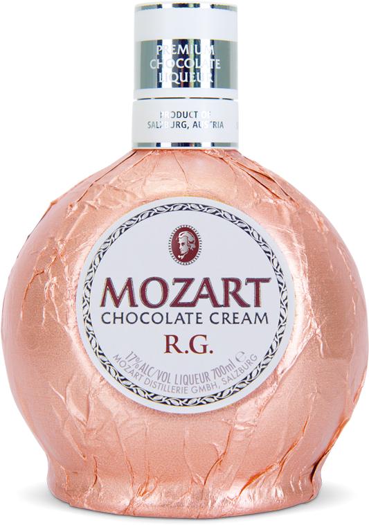 Mozart 巧克力奶油利口酒瓶 壁紙 — 一瓶閃亮的莫札特巧克力奶油利口酒，包裹在皺巴巴的玫瑰金箔紙中，背景是純白色。