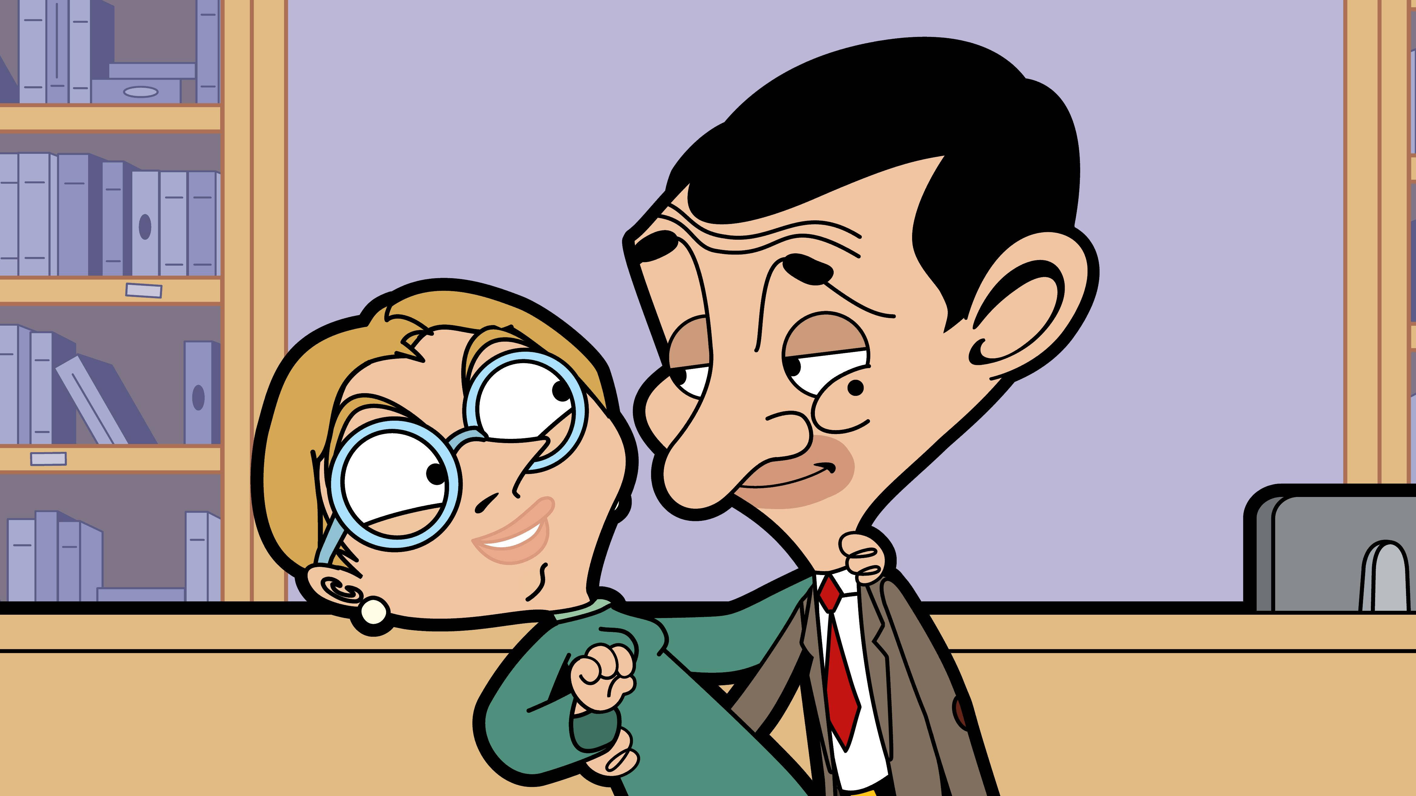 4K 桌布 壁紙 — Mr Bean 同一個戴眼鏡嘅女人喺後面有書架嘅辦公室度分享一個有趣嘅時刻。