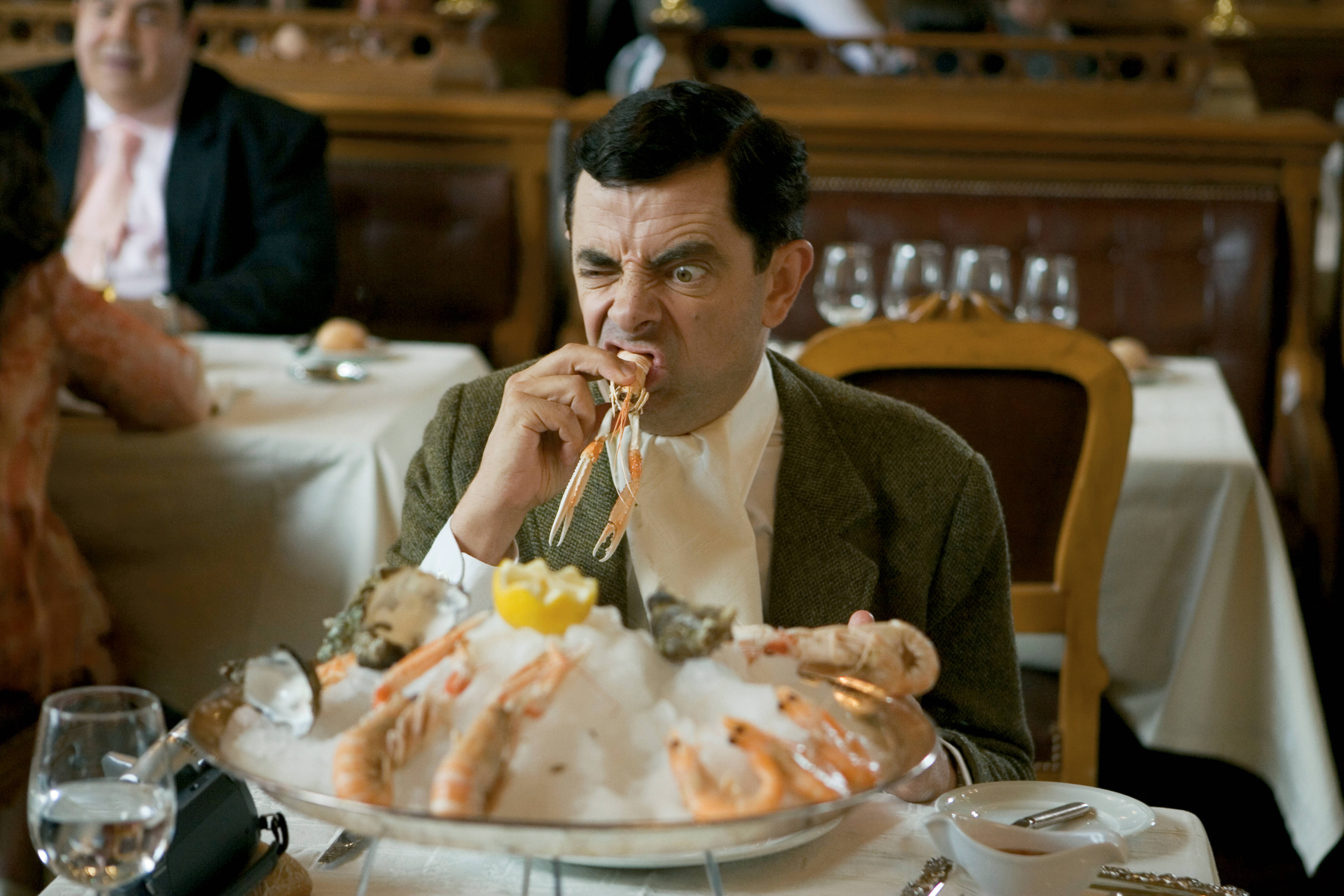 4K 桌布 壁紙 — Mr Bean 喺高級餐廳枱食緊大龍蝦時做出鬼臉。