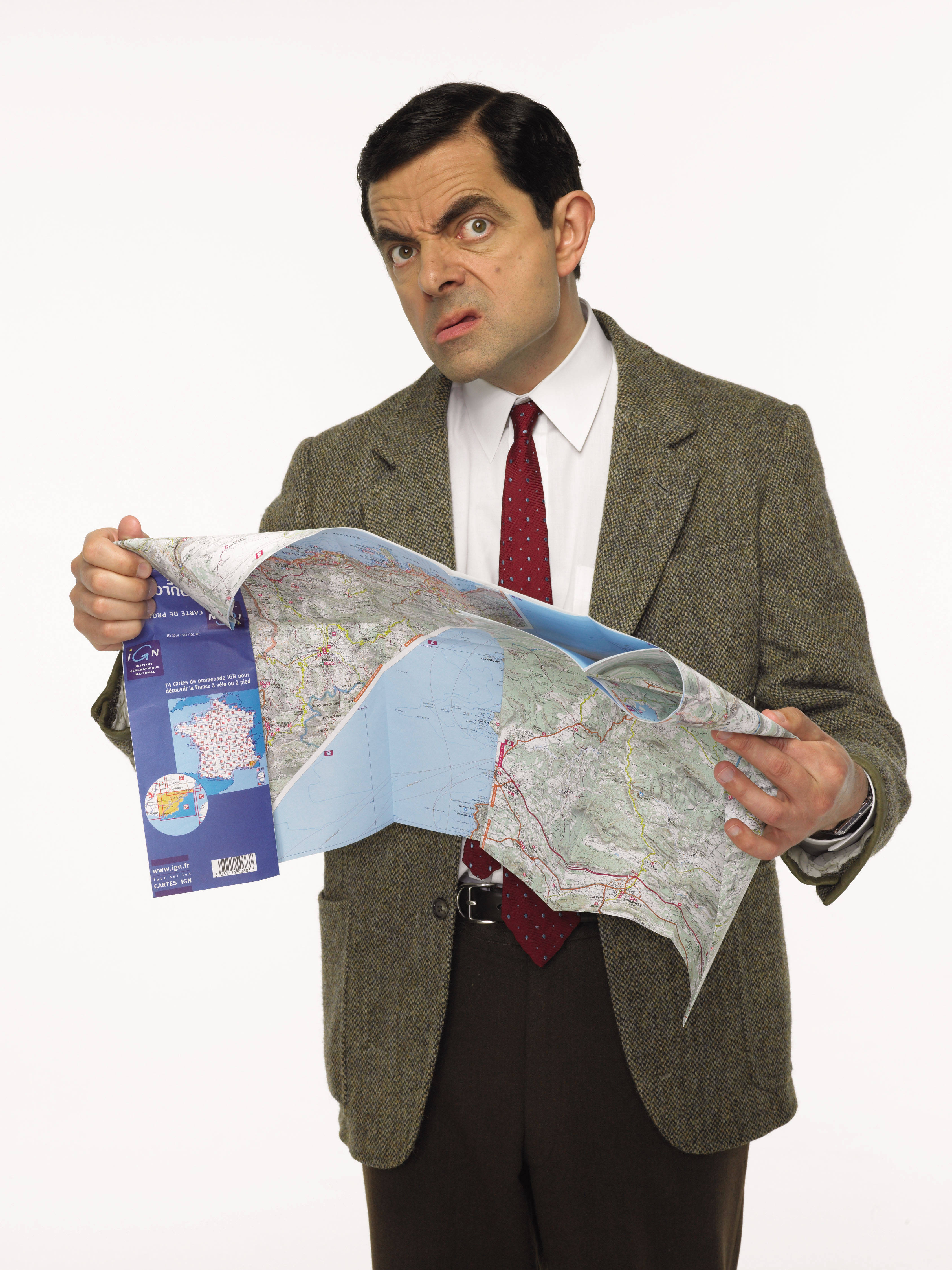 4K 桌布 壁紙 — Mr Bean 困惑地盯著一張皺巴巴的法國地圖，背景是純白色。