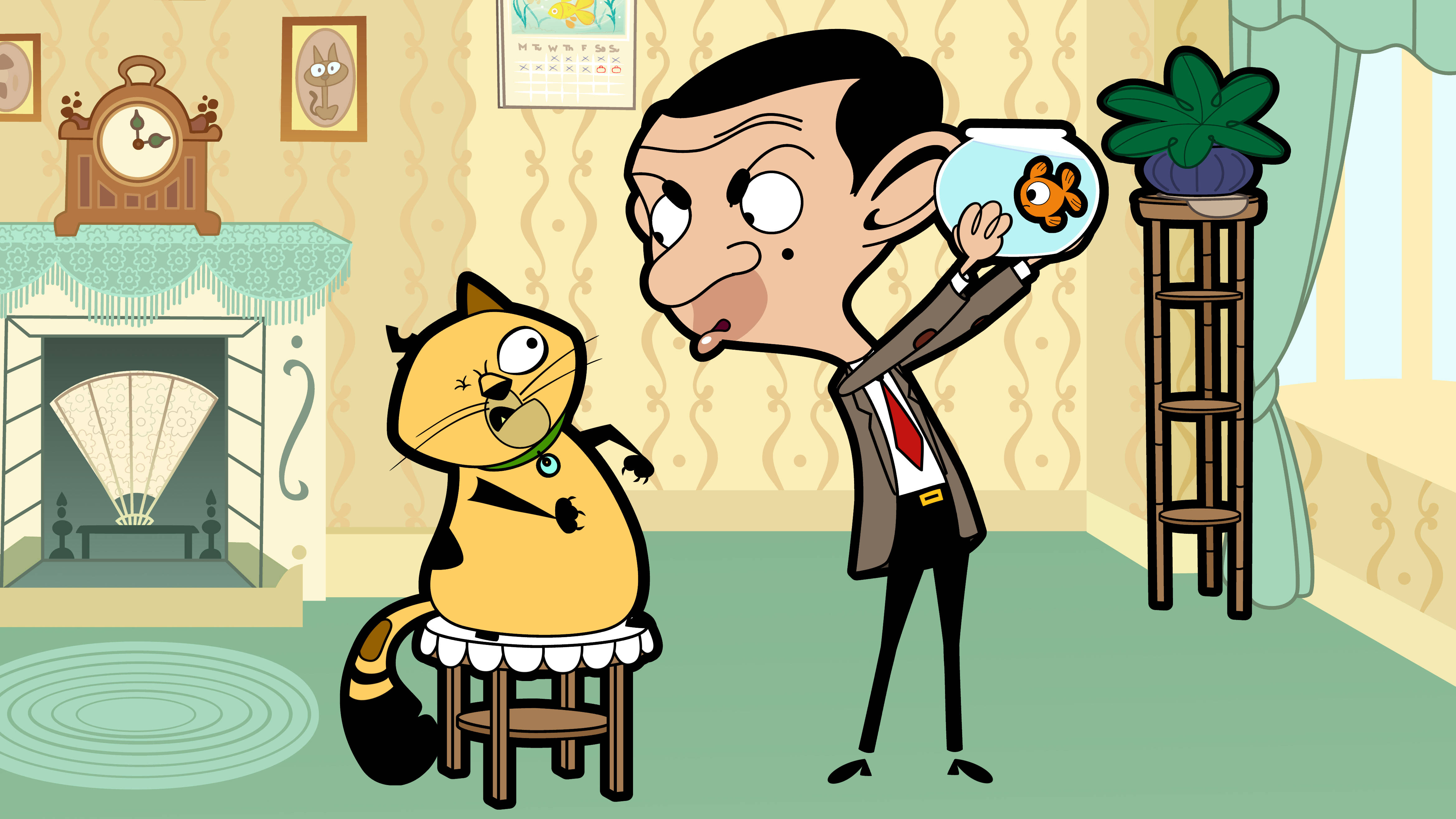 搞笑 桌布 壁紙 — Mr Bean 在復古佈置的客廳中，將一個魚缸舉在一隻受驚的貓上方。