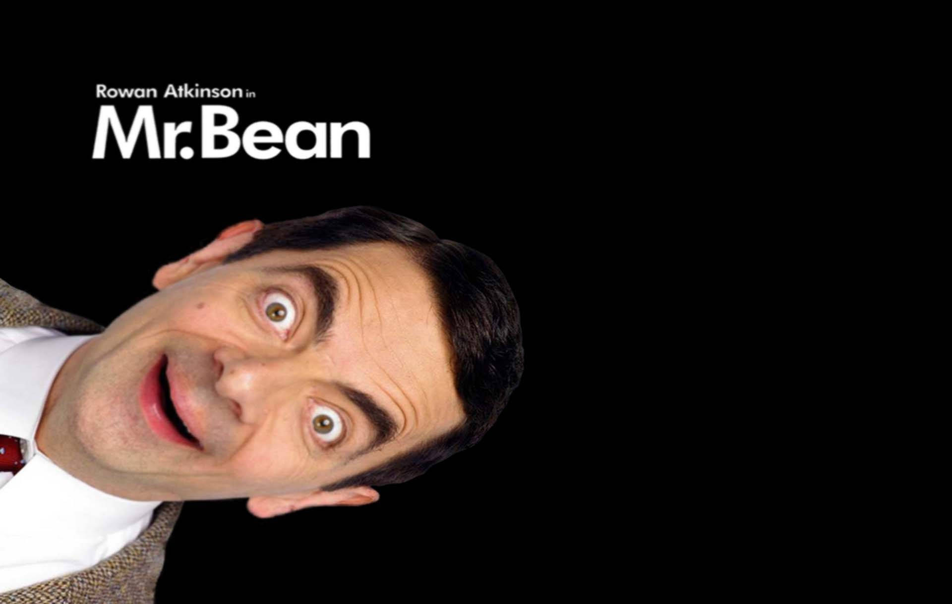 Mr. Bean臉部同人圖 壁紙 — 羅溫·艾金森飾演戇豆先生，頭部傾斜，眼睛睜大，背景為純黑色。