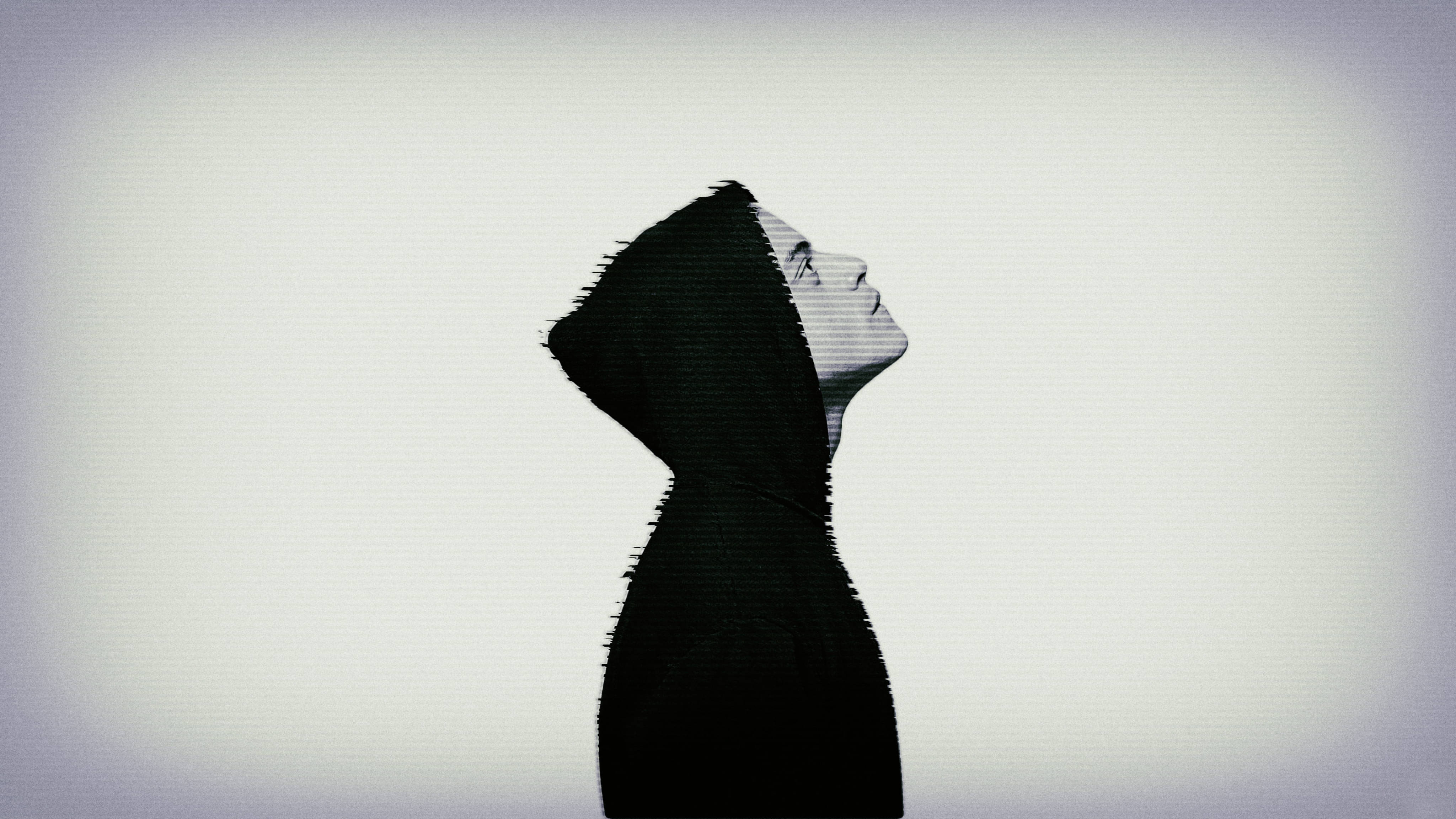 《Mr. Robot》艾略特故障藝術圖 壁紙 — 一個穿著黑色連帽衫的人，臉部一半被數位故障效果遮蓋，背景為柔和的灰色。