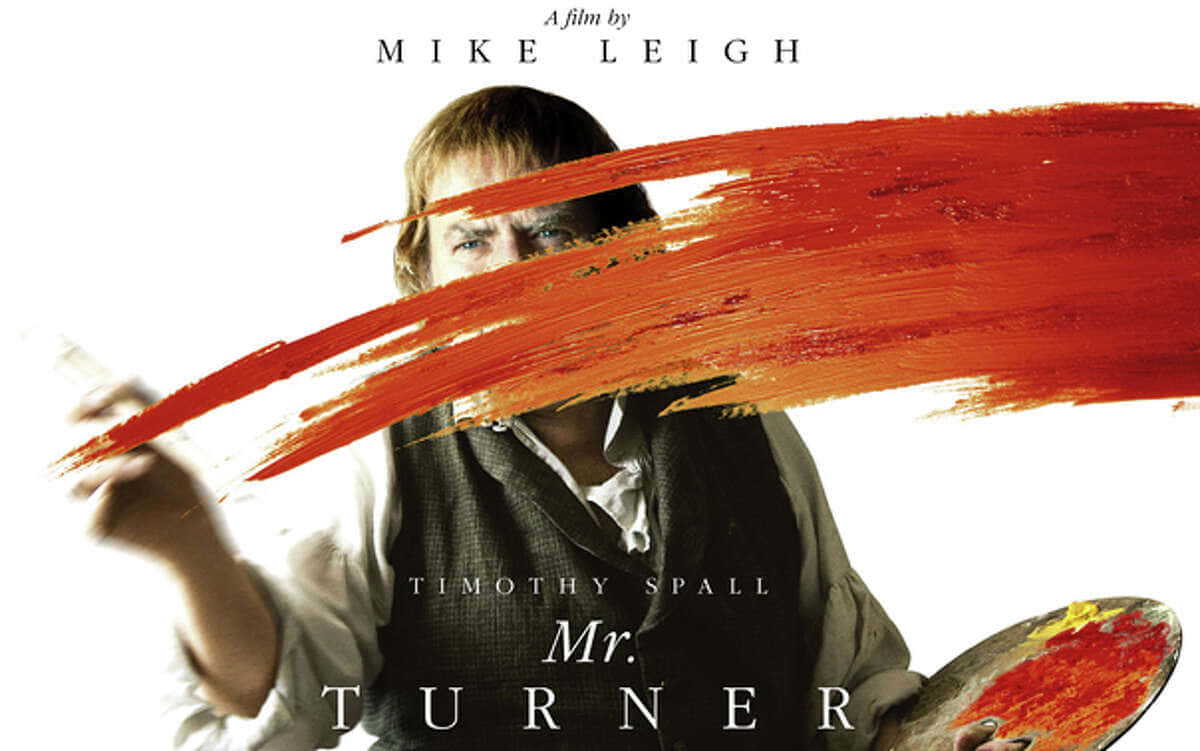 《Mr. Turner》電影海報：鬱鬱寡歡主角作畫 壁紙 — 一位拿著畫筆和調色板的畫家，部分被一個大膽的紅橙色筆觸遮擋，背景是純白色。
