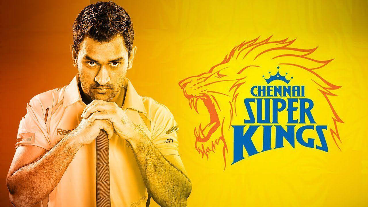 MS Dhoni CSK板球隊影像 壁紙 — 一位堅定的板球運動員身穿球隊球衣，站在帶有清奈超級國王隊標誌的鮮黃色背景前。