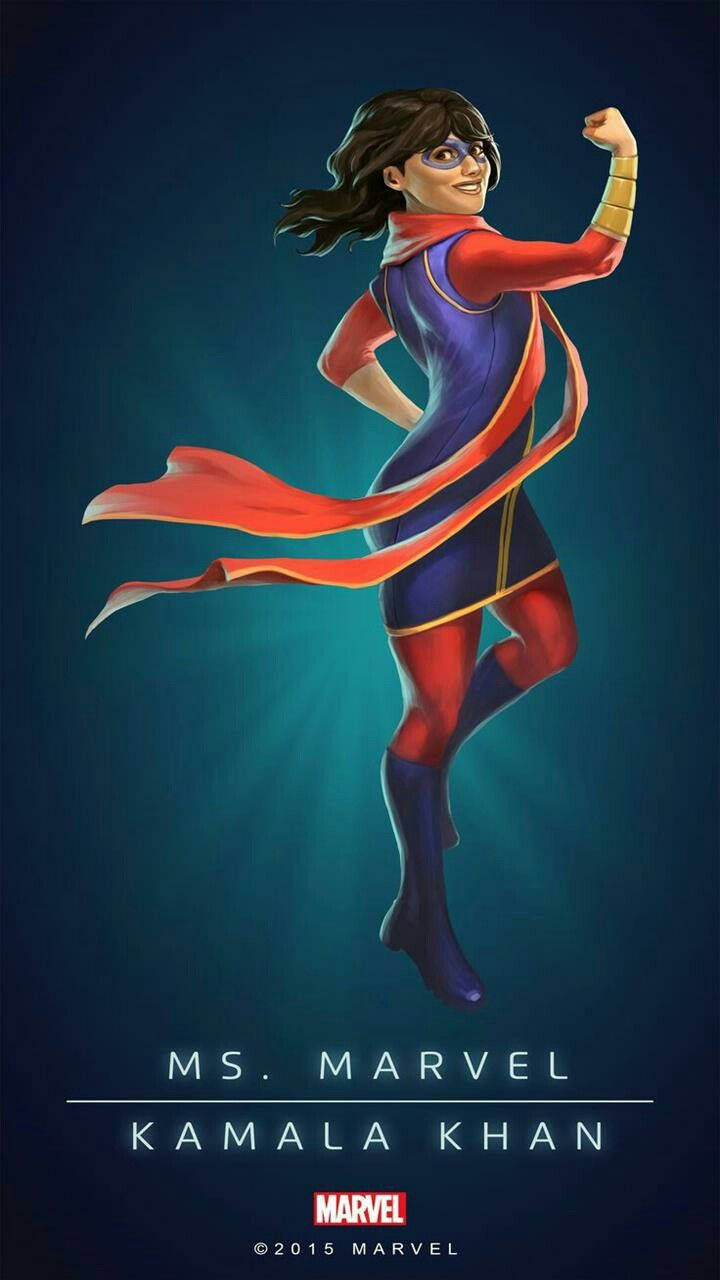 Ms Marvel Kamala Khan 壁紙 — Ms Marvel Kamala Khan 身穿紅藍戰衣，在深青色背景上動態擺姿勢，披風飄揚。
