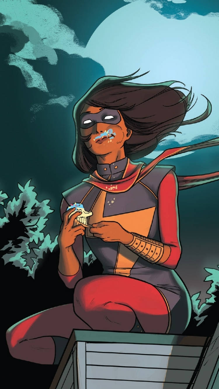 Ms Marvel 吃紙杯蛋糕 壁紙 — 一位戴面具的深色頭髮女超級英雄坐在建築物頂上，在月光下吃冰淇淋，天空有漩渦狀雲層。