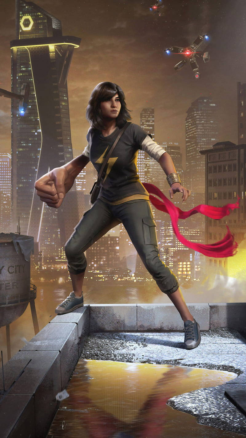 Ms Marvel 展現力量的 3D 藝術 壁紙 — 一位堅定的女超級英雄站在屋頂上，俯瞰黃昏時分閃耀的未來城市景觀。