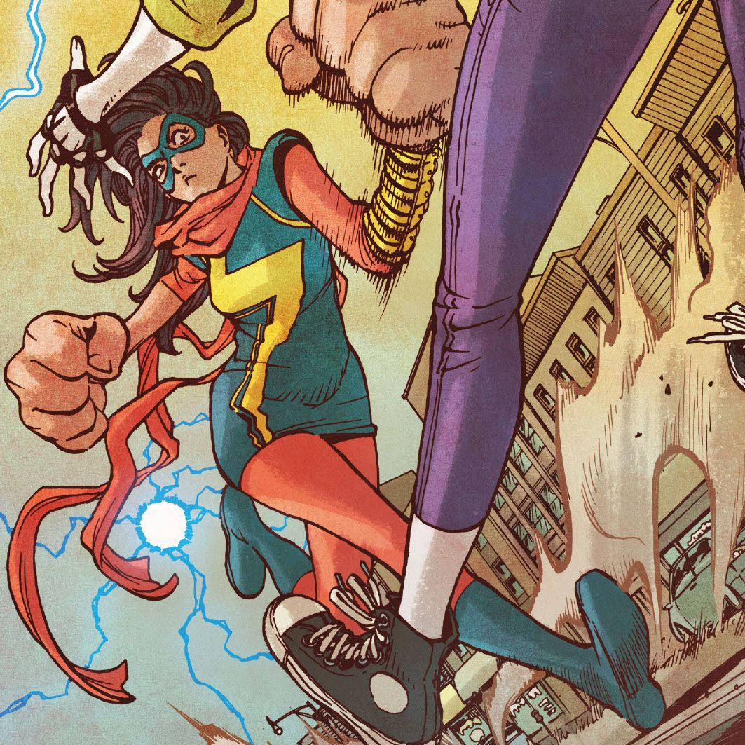 Ms Marvel 戰鬥場景 壁紙 — Ms. Marvel在空中戰鬥中躲避一隻巨大拳頭粉碎下方建築物的動態漫畫插圖。