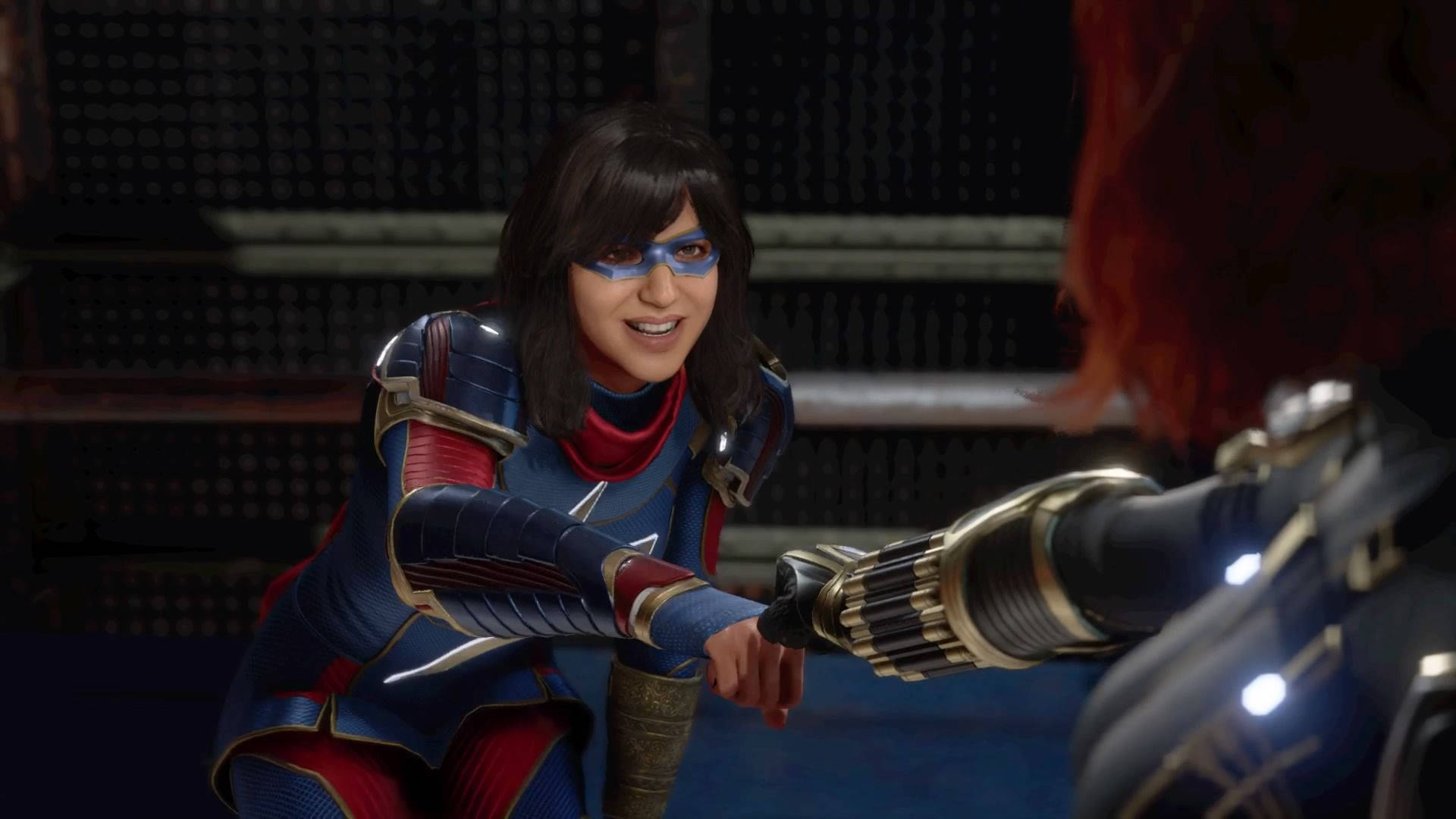 Ms Marvel 拳頭相擊 壁紙 — 身穿藍紅金色戰衣的驚奇隊長微笑著與身穿深色戰術裝備的黑寡婦握手。
