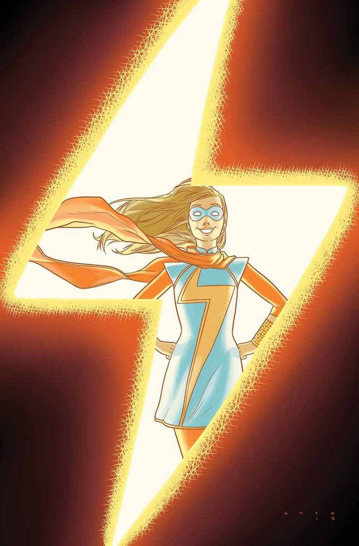 Ms Marvel 標誌框架 壁紙 — 一位微笑的女性超級英雄，身穿藍色和橙色服裝，自信地站在暗紅色背景上發光的黃色閃電內。