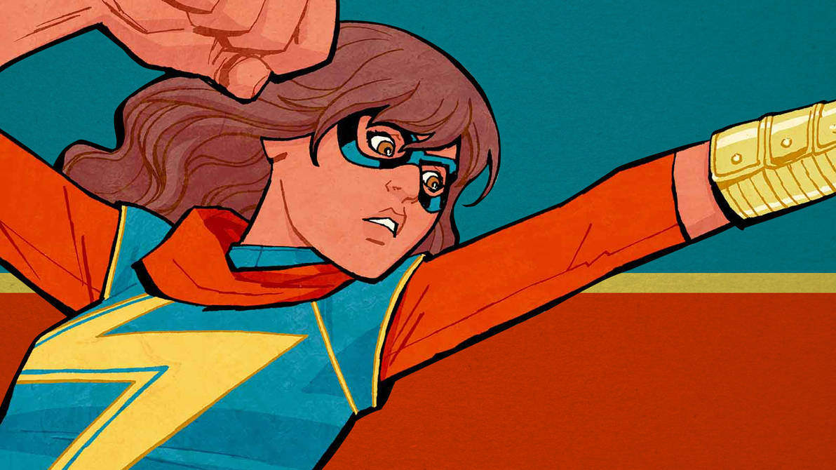 Ms Marvel 經典配色 壁紙 — 一位充滿動感的漫畫女超級英雄，身穿藍色和橙色服裝，帶有黃色閃電，以堅定的表情向前飛翔。