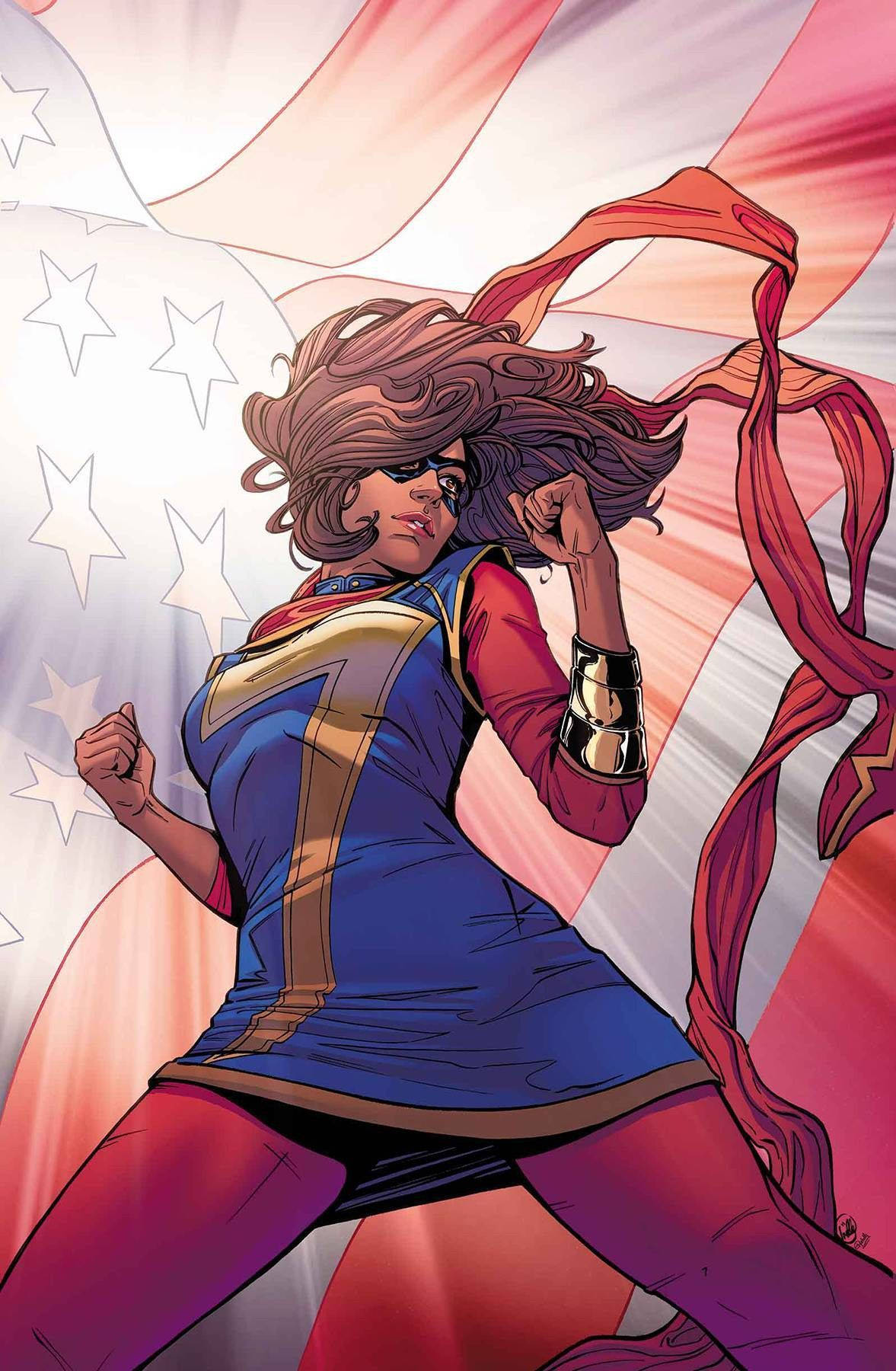 Ms Marvel 美國國旗藝術 壁紙 — 驚奇隊長動感地站在飄揚的美國國旗背景下，頭髮和披風隨風飄揚。