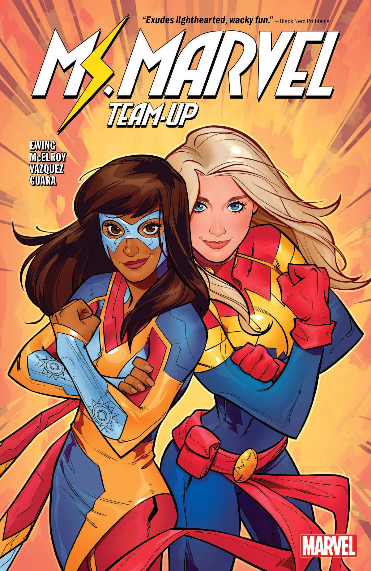 Ms Marvel 與 賽亞人並肩 壁紙 — 兩位身穿鮮豔服裝的女超級英雄在帶有漫畫文字的橙色和黃色光芒背景下自信地擺姿勢。