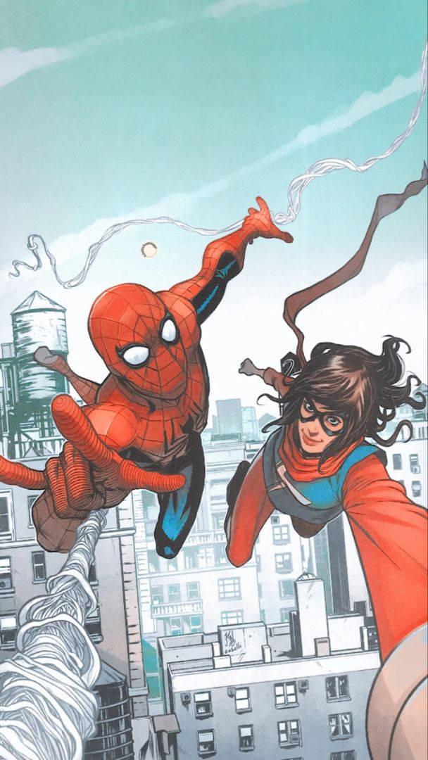 Ms Marvel 與蜘蛛人 壁紙 — 蜘蛛俠與蜘蛛關在都市景觀中擺盪，蜘蛛絲在青綠色天空下伸展。