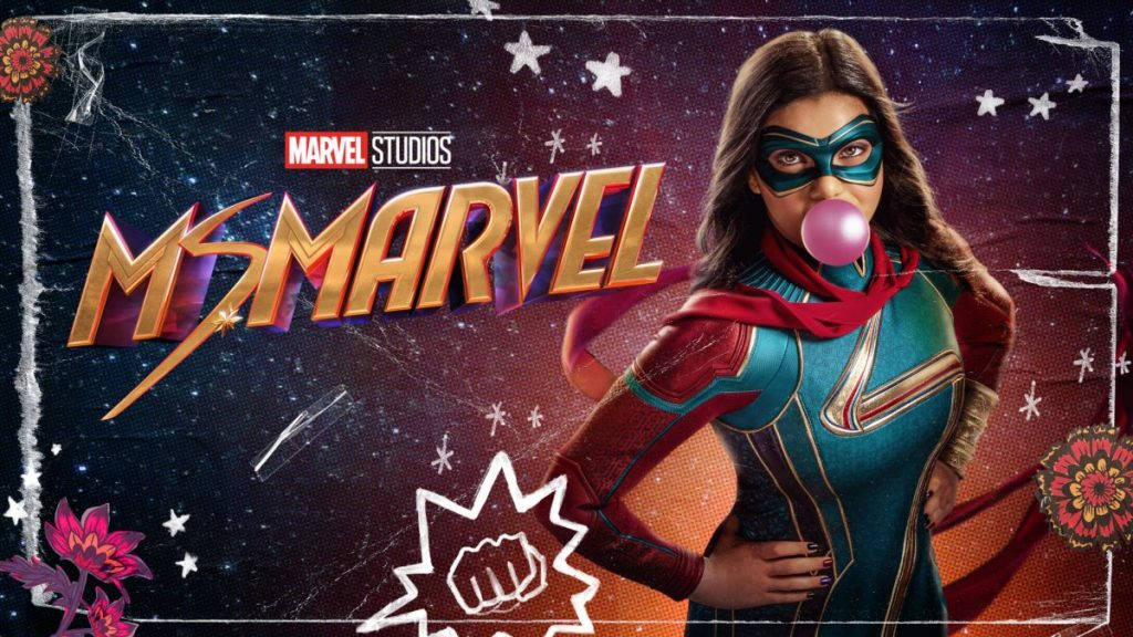Ms Marvel 電影海報 壁紙 — Ms Marvel 在星空宇宙背景下吹出粉紅色泡泡糖泡泡，帶有漫畫風格。